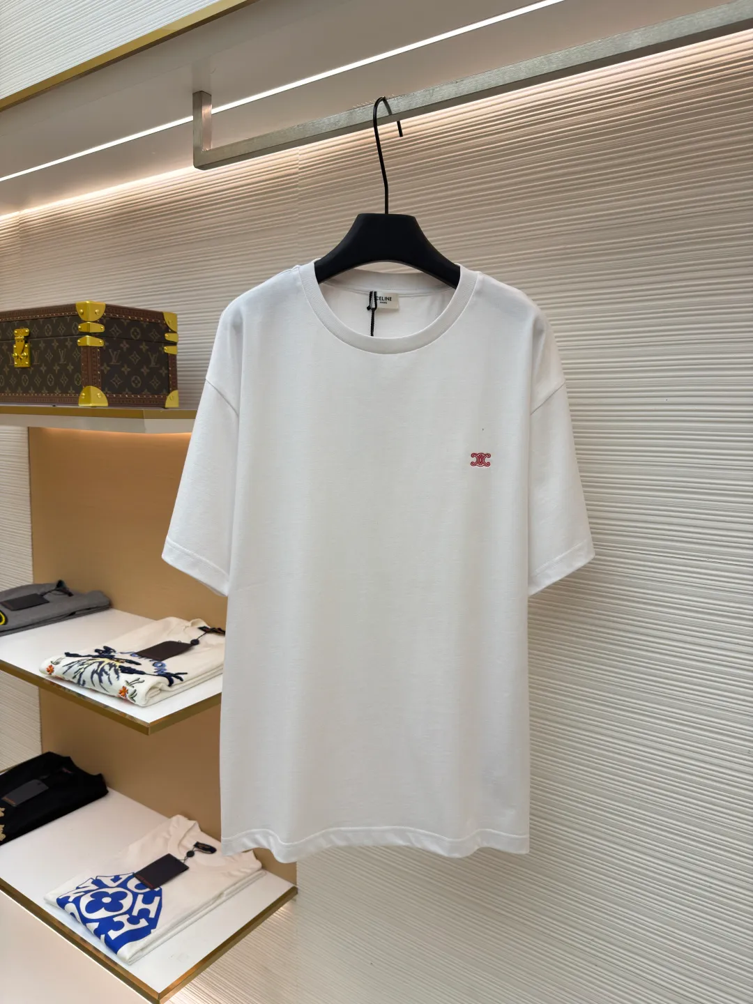 Celine Arc de Triomphe logo short sleeves ●Item number: 1682387-A00 ●Material: cotton fabric ●Technology: embroidery production ●Color: white ●Version: fitted version ●Weight: about 285 grams ●Size: XS-S-M-L ●Description: Made of 15-count special-spun compact cotton with a weight of 230g/㎡; 32-count high-weight (340g) 1x1 ribs are used for the neckline. Its high-count and high-weight characteristics ensure the excellent elastic recovery, thickness and deformation resistance of the collar. It is the key to ensuring that the neckline of the T-shirt does not deform after long-term wear. Specially woven compact cotton fabrics apply compact spinning technology in the spinning process, which effectively reduces yarn hairiness and makes the yarn smoother and stronger. This gives the fabric an unusually dense structure, a smooth and smooth surface, and excellent pilling resistance, while retaining the softness and breathability of pure cotton. The weight of 230g is medium to heavy, which ensures the T-shirt has good stiffness and drape, and is not easy to collapse and deform, laying a high-quality basic texture. The overall wiring is straight and delicate, the fabric is comfortable and soft, and the color is consistent without color difference. It can be matched with the same style to create a fashionable look and control various occasions. Customized accessories, complete with three standards, same style for men and women!