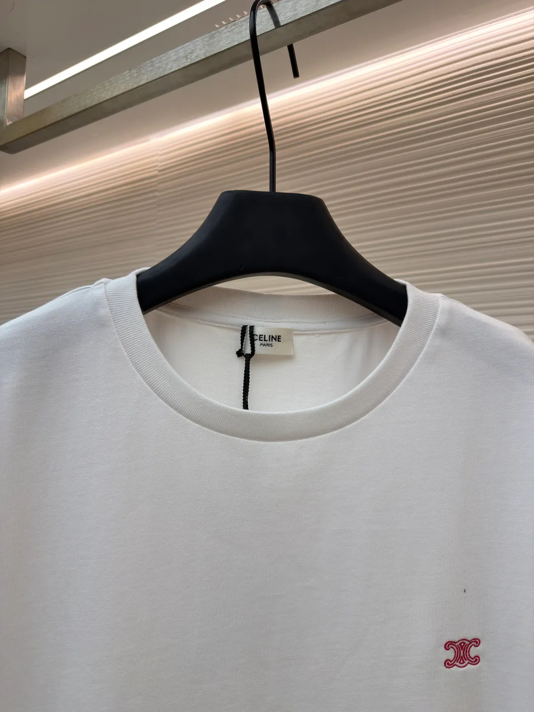 Celine Arc de Triomphe logo short sleeves ●Item number: 1682387-A00 ●Material: cotton fabric ●Technology: embroidery production ●Color: white ●Version: fitted version ●Weight: about 285 grams ●Size: XS-S-M-L ●Description: Made of 15-count special-spun compact cotton with a weight of 230g/㎡; 32-count high-weight (340g) 1x1 ribs are used for the neckline. Its high-count and high-weight characteristics ensure the excellent elastic recovery, thickness and deformation resistance of the collar. It is the key to ensuring that the neckline of the T-shirt does not deform after long-term wear. Specially woven compact cotton fabrics apply compact spinning technology in the spinning process, which effectively reduces yarn hairiness and makes the yarn smoother and stronger. This gives the fabric an unusually dense structure, a smooth and smooth surface, and excellent pilling resistance, while retaining the softness and breathability of pure cotton. The weight of 230g is medium to heavy, which ensures the T-shirt has good stiffness and drape, and is not easy to collapse and deform, laying a high-quality basic texture. The overall wiring is straight and delicate, the fabric is comfortable and soft, and the color is consistent without color difference. It can be matched with the same style to create a fashionable look and control various occasions. Customized accessories, complete with three standards, same style for men and women!