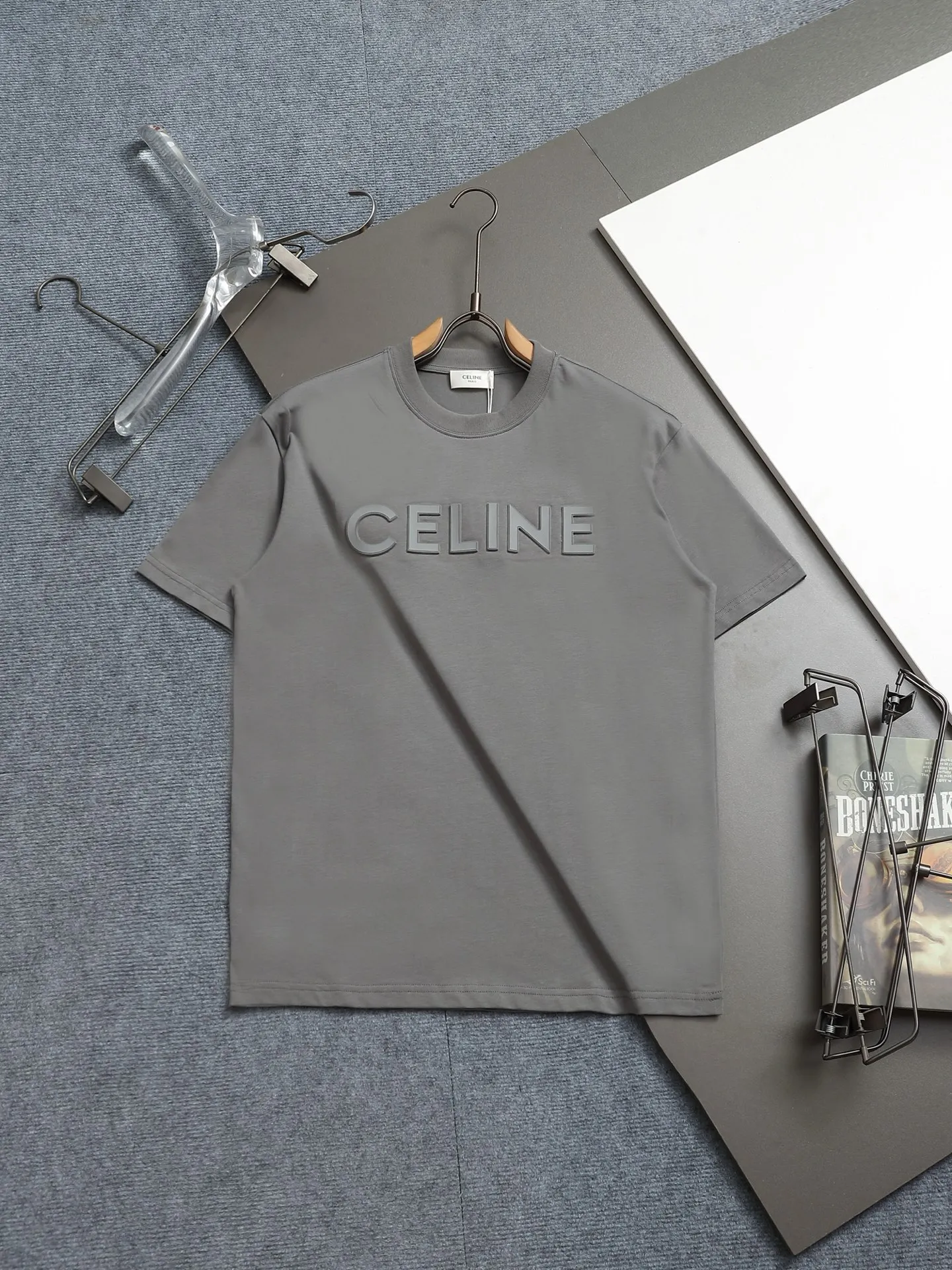 🅿️170 [Boutique] CELINE 3D three-dimensional embossed short-sleeved fabric: specifications are made of solid 280g 100% cotton, Lamborghini in knitting, custom-woven and dyed! It is a highly sensitive special color. Our requirement for the fabric is to use imported dyes under UV light and D65 light. It took half a month to adjust the color. The color thickness cannot be achieved by ordinary dyes. The cost of the fabric is twice that of ordinary color fabrics. The cost is extremely expensive!                  Printing: Using imported glue, no burrs, the printing texture is clearly visible, the printing details can be seen in the picture, the thickness and texture are completely restored, the wiring workmanship is produced with high requirements, and it is impeccable! Packaging: 12C thickened packaging bag, supporting thickened glossy paper and anti-counterfeiting buckle.                          Size: XS S M L