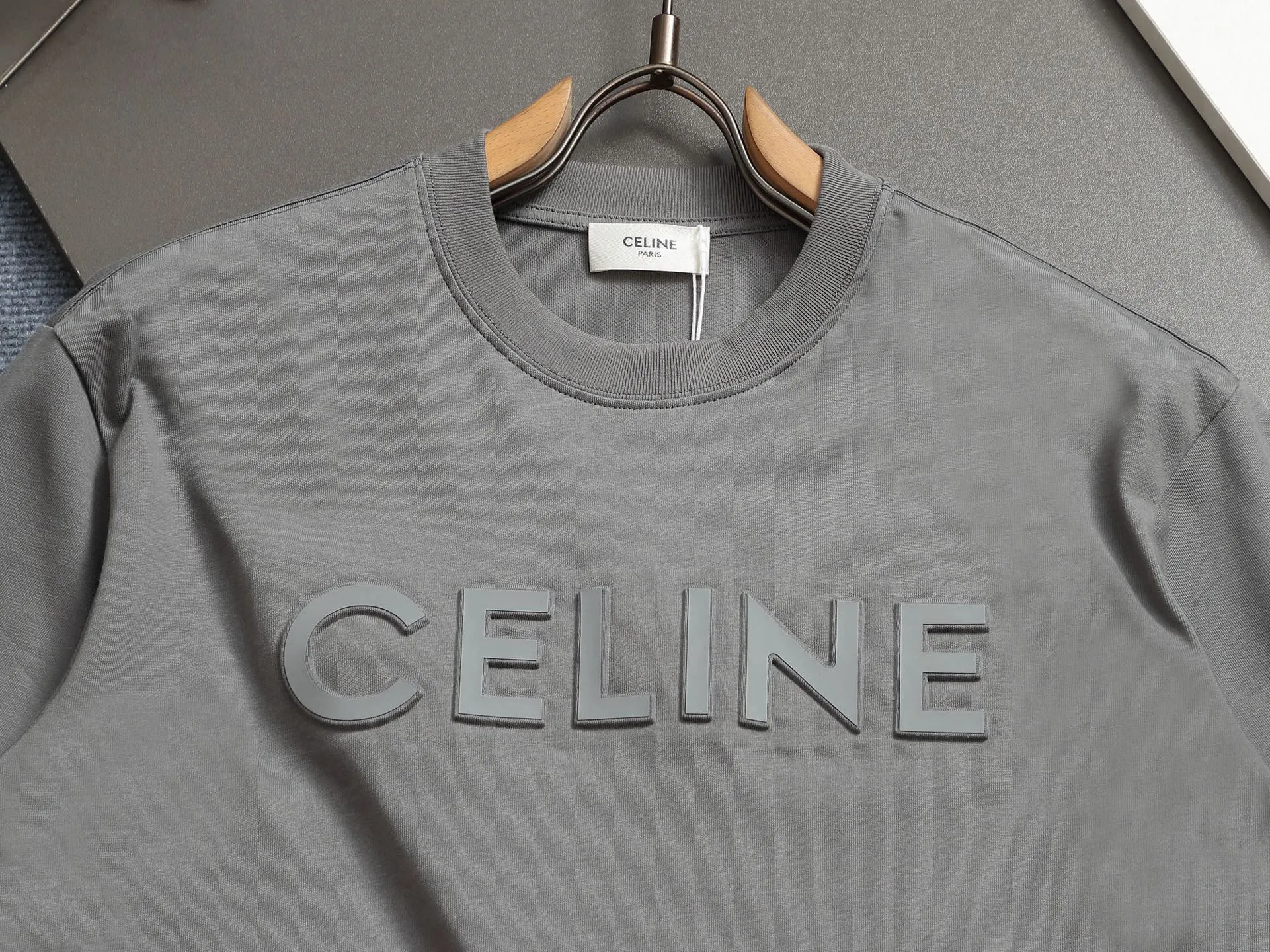 🅿️170 [Boutique] CELINE 3D three-dimensional embossed short-sleeved fabric: specifications are made of solid 280g 100% cotton, Lamborghini in knitting, custom-woven and dyed! It is a highly sensitive special color. Our requirement for the fabric is to use imported dyes under UV light and D65 light. It took half a month to adjust the color. The color thickness cannot be achieved by ordinary dyes. The cost of the fabric is twice that of ordinary color fabrics. The cost is extremely expensive!                  Printing: Using imported glue, no burrs, the printing texture is clearly visible, the printing details can be seen in the picture, the thickness and texture are completely restored, the wiring workmanship is produced with high requirements, and it is impeccable! Packaging: 12C thickened packaging bag, supporting thickened glossy paper and anti-counterfeiting buckle.                          Size: XS S M L