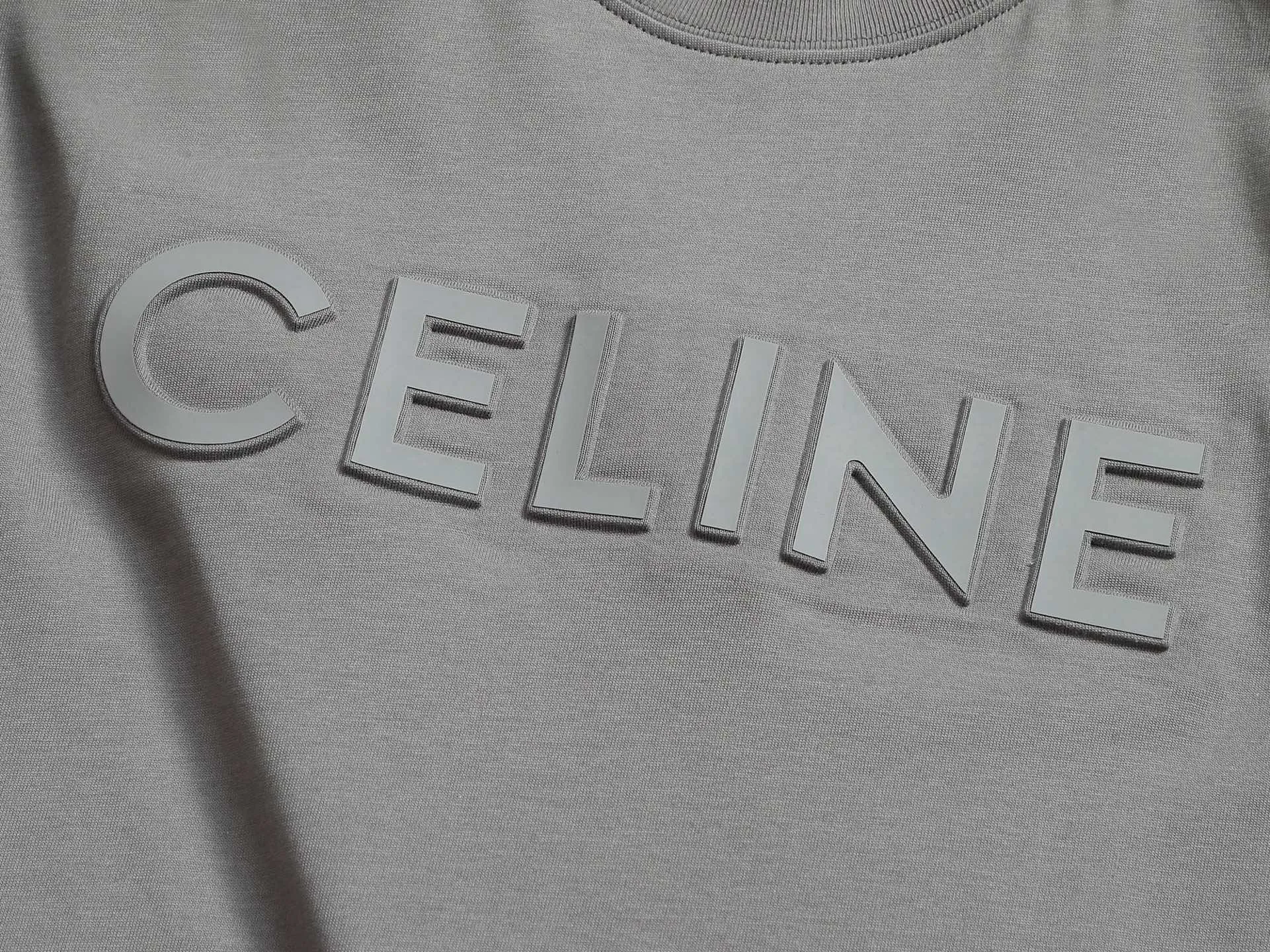 🅿️170 [Boutique] CELINE 3D three-dimensional embossed short-sleeved fabric: specifications are made of solid 280g 100% cotton, Lamborghini in knitting, custom-woven and dyed! It is a highly sensitive special color. Our requirement for the fabric is to use imported dyes under UV light and D65 light. It took half a month to adjust the color. The color thickness cannot be achieved by ordinary dyes. The cost of the fabric is twice that of ordinary color fabrics. The cost is extremely expensive!                  Printing: Using imported glue, no burrs, the printing texture is clearly visible, the printing details can be seen in the picture, the thickness and texture are completely restored, the wiring workmanship is produced with high requirements, and it is impeccable! Packaging: 12C thickened packaging bag, supporting thickened glossy paper and anti-counterfeiting buckle.                          Size: XS S M L