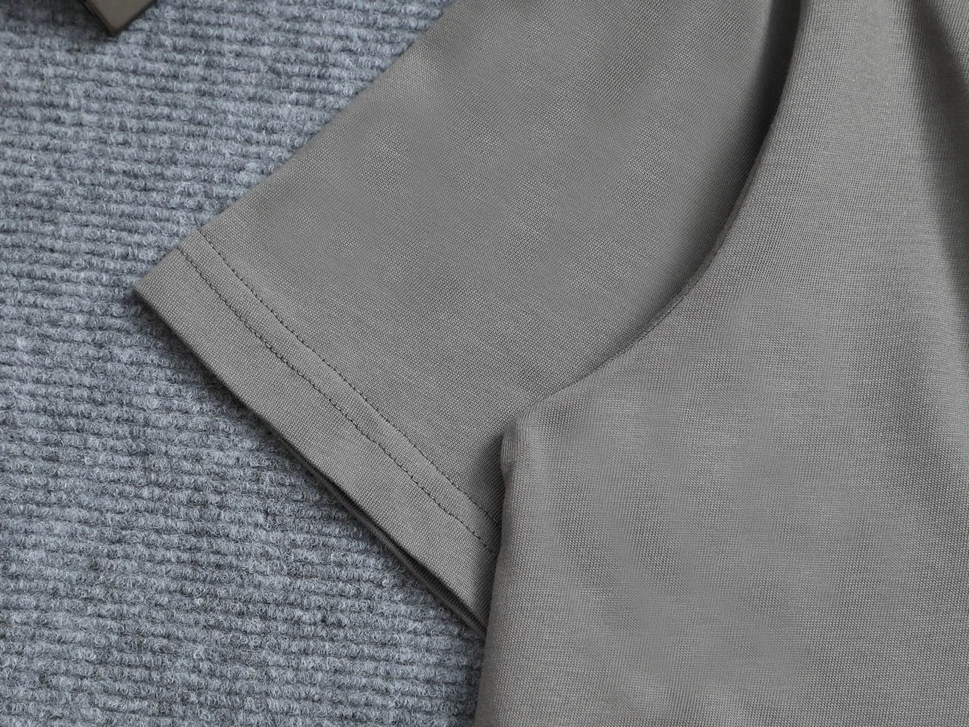 🅿️170 [Boutique] CELINE 3D three-dimensional embossed short-sleeved fabric: specifications are made of solid 280g 100% cotton, Lamborghini in knitting, custom-woven and dyed! It is a highly sensitive special color. Our requirement for the fabric is to use imported dyes under UV light and D65 light. It took half a month to adjust the color. The color thickness cannot be achieved by ordinary dyes. The cost of the fabric is twice that of ordinary color fabrics. The cost is extremely expensive!                  Printing: Using imported glue, no burrs, the printing texture is clearly visible, the printing details can be seen in the picture, the thickness and texture are completely restored, the wiring workmanship is produced with high requirements, and it is impeccable! Packaging: 12C thickened packaging bag, supporting thickened glossy paper and anti-counterfeiting buckle.                          Size: XS S M L