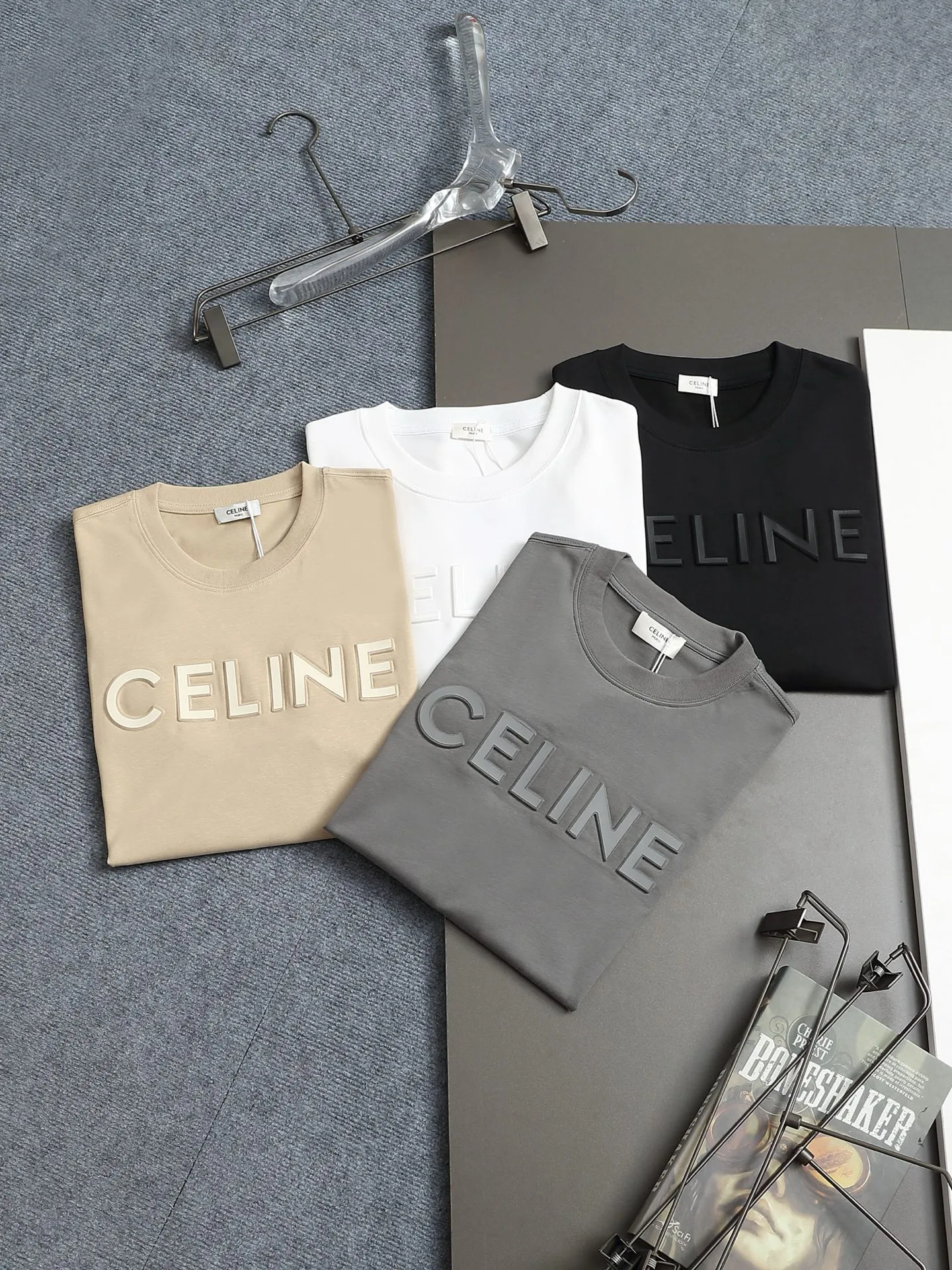 🅿️170 [Boutique] CELINE 3D three-dimensional embossed short-sleeved fabric: specifications are made of solid 280g 100% cotton, Lamborghini in knitting, custom-woven and dyed! It is a highly sensitive special color. Our requirement for the fabric is to use imported dyes under UV light and D65 light. It took half a month to adjust the color. The color thickness cannot be achieved by ordinary dyes. The cost of the fabric is twice that of ordinary color fabrics. The cost is extremely expensive!                  Printing: Using imported glue, no burrs, the printing texture is clearly visible, the printing details can be seen in the picture, the thickness and texture are completely restored, the wiring workmanship is produced with high requirements, and it is impeccable! Packaging: 12C thickened packaging bag, supporting thickened glossy paper and anti-counterfeiting buckle.                          Size: XS S M L