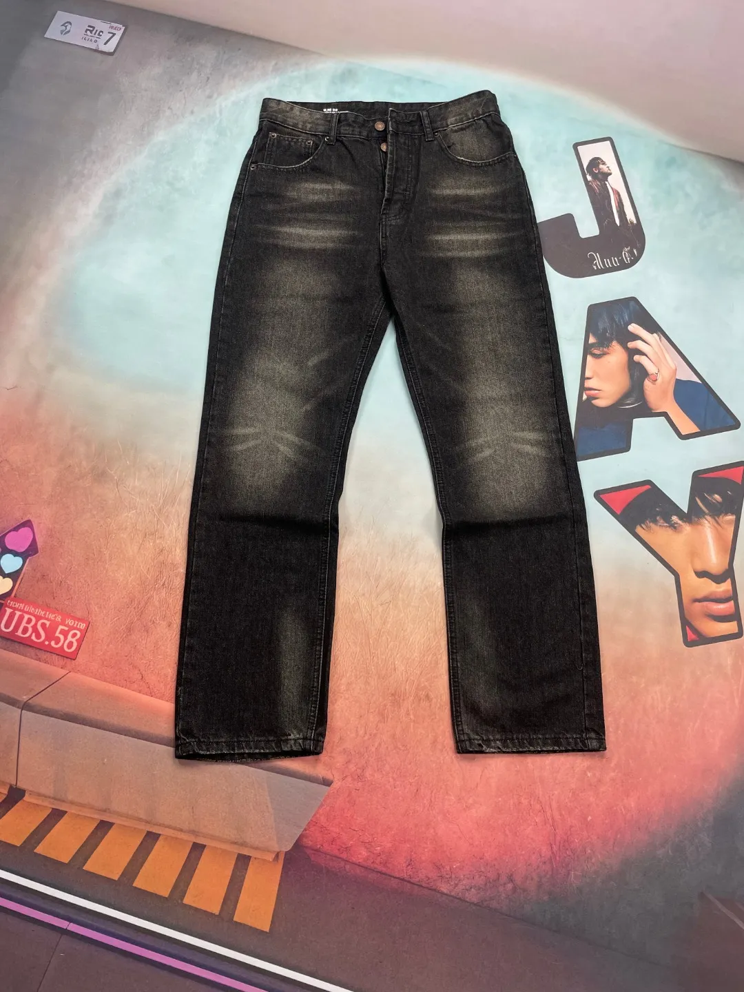 🅿️250 🔘Style No.-CL113 🔘Céline𝐂𝐄𝐋𝐈𝐍𝐄 Wesley Classic Washed Black Cow King Jeans* Celine is a brand that has always been famous for its high-end fashion, and these jeans are one of the best. It is made of custom-woven 13.5 denim twill fabric, which has a great texture. The production process is very particular. First, natural wrinkles are rubbed out by hand in specific areas, and then special tools are used to draw the texture. Then, the full-length Maliu scanning spraying technology is applied. After a series of complex processes such as washing, deslurrying, stone grinding, and bleaching, the color fades naturally in parts and looks uniform and beautiful. Spraying dye is also a technical job, using a high-pressure pump to ensure the same color tone as the original. The broken edge hanging technology is used at the holes to create natural broken edges through physical wear. Finally, high-temperature steam is combined with sandpaper to remove fiber hairiness and color difference, and the unique effect is born! The fitted version can be worn by both men and women, so whoever wears it will look good! The matching suggestions are as follows: Casual daily style: Pair the upper body with a simple white cotton T-shirt, a loose denim jacket, and white shoes. Overall casual and comfortable, suitable for daily outings and shopping. Fashionable commuting style: wear a simple chiffon shirt tucked into jeans, a pair of black low-heeled leather shoes, and a khaki windbreaker. It not only shows a capable temperament, but also has a sense of fashion, which is perfect for commuting to work. Street fashion style: Wear a short crop top, a pair of thick-soled dad shoes, a baseball cap, and personalized necklaces, bracelets and other accessories. Walking on the street, you instantly become the focus of fashion.  Size: S M L XL (28.30.32.34) Color: Black
