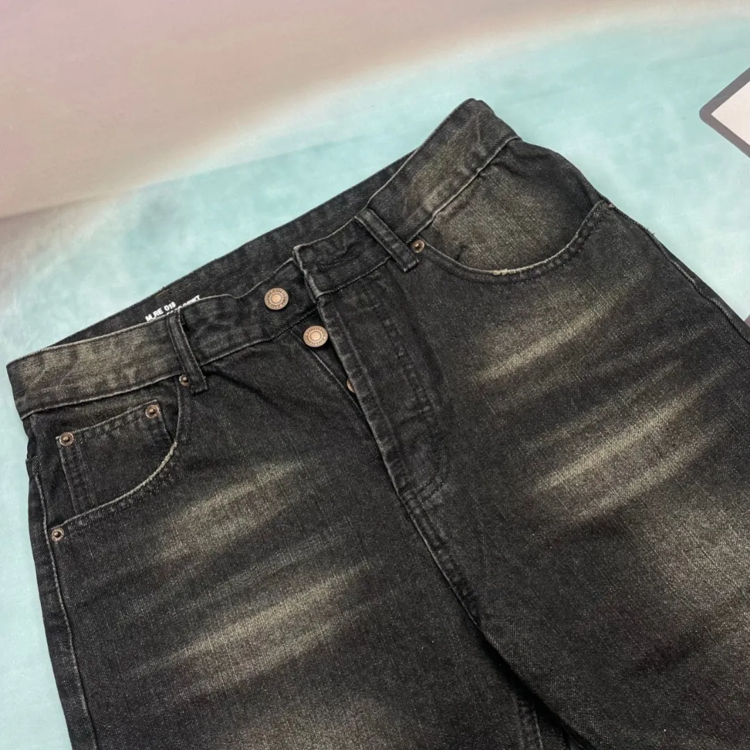 🅿️250 🔘Style No.-CL113 🔘Céline𝐂𝐄𝐋𝐈𝐍𝐄 Wesley Classic Washed Black Cow King Jeans* Celine is a brand that has always been famous for its high-end fashion, and these jeans are one of the best. It is made of custom-woven 13.5 denim twill fabric, which has a great texture. The production process is very particular. First, natural wrinkles are rubbed out by hand in specific areas, and then special tools are used to draw the texture. Then, the full-length Maliu scanning spraying technology is applied. After a series of complex processes such as washing, deslurrying, stone grinding, and bleaching, the color fades naturally in parts and looks uniform and beautiful. Spraying dye is also a technical job, using a high-pressure pump to ensure the same color tone as the original. The broken edge hanging technology is used at the holes to create natural broken edges through physical wear. Finally, high-temperature steam is combined with sandpaper to remove fiber hairiness and color difference, and the unique effect is born! The fitted version can be worn by both men and women, so whoever wears it will look good! The matching suggestions are as follows: Casual daily style: Pair the upper body with a simple white cotton T-shirt, a loose denim jacket, and white shoes. Overall casual and comfortable, suitable for daily outings and shopping. Fashionable commuting style: wear a simple chiffon shirt tucked into jeans, a pair of black low-heeled leather shoes, and a khaki windbreaker. It not only shows a capable temperament, but also has a sense of fashion, which is perfect for commuting to work. Street fashion style: Wear a short crop top, a pair of thick-soled dad shoes, a baseball cap, and personalized necklaces, bracelets and other accessories. Walking on the street, you instantly become the focus of fashion.  Size: S M L XL (28.30.32.34) Color: Black