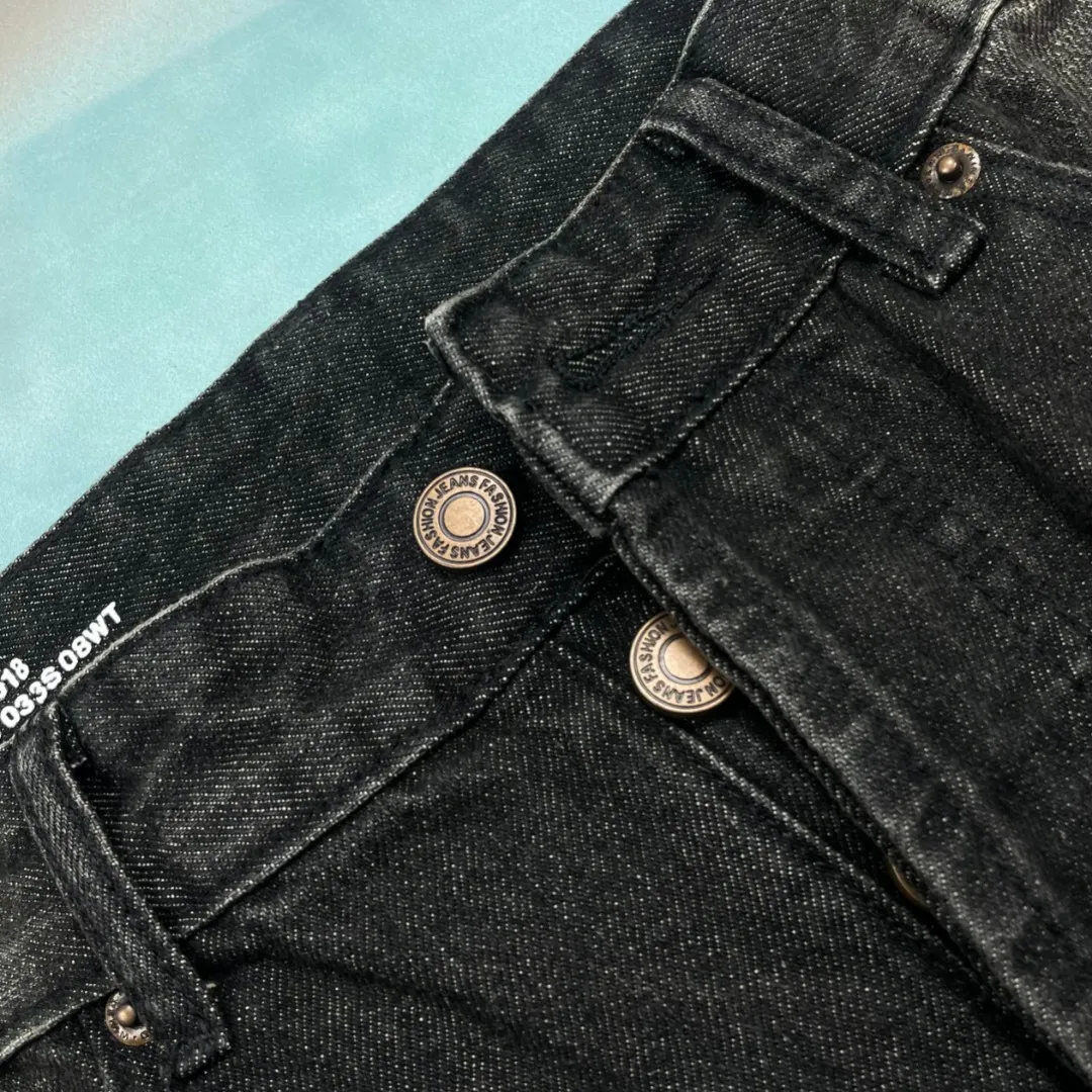 🅿️250 🔘Style No.-CL113 🔘Céline𝐂𝐄𝐋𝐈𝐍𝐄 Wesley Classic Washed Black Cow King Jeans* Celine is a brand that has always been famous for its high-end fashion, and these jeans are one of the best. It is made of custom-woven 13.5 denim twill fabric, which has a great texture. The production process is very particular. First, natural wrinkles are rubbed out by hand in specific areas, and then special tools are used to draw the texture. Then, the full-length Maliu scanning spraying technology is applied. After a series of complex processes such as washing, deslurrying, stone grinding, and bleaching, the color fades naturally in parts and looks uniform and beautiful. Spraying dye is also a technical job, using a high-pressure pump to ensure the same color tone as the original. The broken edge hanging technology is used at the holes to create natural broken edges through physical wear. Finally, high-temperature steam is combined with sandpaper to remove fiber hairiness and color difference, and the unique effect is born! The fitted version can be worn by both men and women, so whoever wears it will look good! The matching suggestions are as follows: Casual daily style: Pair the upper body with a simple white cotton T-shirt, a loose denim jacket, and white shoes. Overall casual and comfortable, suitable for daily outings and shopping. Fashionable commuting style: wear a simple chiffon shirt tucked into jeans, a pair of black low-heeled leather shoes, and a khaki windbreaker. It not only shows a capable temperament, but also has a sense of fashion, which is perfect for commuting to work. Street fashion style: Wear a short crop top, a pair of thick-soled dad shoes, a baseball cap, and personalized necklaces, bracelets and other accessories. Walking on the street, you instantly become the focus of fashion.  Size: S M L XL (28.30.32.34) Color: Black