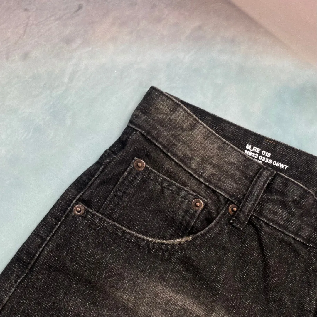 🅿️250 🔘Style No.-CL113 🔘Céline𝐂𝐄𝐋𝐈𝐍𝐄 Wesley Classic Washed Black Cow King Jeans* Celine is a brand that has always been famous for its high-end fashion, and these jeans are one of the best. It is made of custom-woven 13.5 denim twill fabric, which has a great texture. The production process is very particular. First, natural wrinkles are rubbed out by hand in specific areas, and then special tools are used to draw the texture. Then, the full-length Maliu scanning spraying technology is applied. After a series of complex processes such as washing, deslurrying, stone grinding, and bleaching, the color fades naturally in parts and looks uniform and beautiful. Spraying dye is also a technical job, using a high-pressure pump to ensure the same color tone as the original. The broken edge hanging technology is used at the holes to create natural broken edges through physical wear. Finally, high-temperature steam is combined with sandpaper to remove fiber hairiness and color difference, and the unique effect is born! The fitted version can be worn by both men and women, so whoever wears it will look good! The matching suggestions are as follows: Casual daily style: Pair the upper body with a simple white cotton T-shirt, a loose denim jacket, and white shoes. Overall casual and comfortable, suitable for daily outings and shopping. Fashionable commuting style: wear a simple chiffon shirt tucked into jeans, a pair of black low-heeled leather shoes, and a khaki windbreaker. It not only shows a capable temperament, but also has a sense of fashion, which is perfect for commuting to work. Street fashion style: Wear a short crop top, a pair of thick-soled dad shoes, a baseball cap, and personalized necklaces, bracelets and other accessories. Walking on the street, you instantly become the focus of fashion.  Size: S M L XL (28.30.32.34) Color: Black