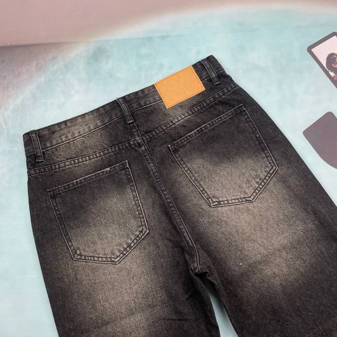 🅿️250 🔘Style No.-CL113 🔘Céline𝐂𝐄𝐋𝐈𝐍𝐄 Wesley Classic Washed Black Cow King Jeans* Celine is a brand that has always been famous for its high-end fashion, and these jeans are one of the best. It is made of custom-woven 13.5 denim twill fabric, which has a great texture. The production process is very particular. First, natural wrinkles are rubbed out by hand in specific areas, and then special tools are used to draw the texture. Then, the full-length Maliu scanning spraying technology is applied. After a series of complex processes such as washing, deslurrying, stone grinding, and bleaching, the color fades naturally in parts and looks uniform and beautiful. Spraying dye is also a technical job, using a high-pressure pump to ensure the same color tone as the original. The broken edge hanging technology is used at the holes to create natural broken edges through physical wear. Finally, high-temperature steam is combined with sandpaper to remove fiber hairiness and color difference, and the unique effect is born! The fitted version can be worn by both men and women, so whoever wears it will look good! The matching suggestions are as follows: Casual daily style: Pair the upper body with a simple white cotton T-shirt, a loose denim jacket, and white shoes. Overall casual and comfortable, suitable for daily outings and shopping. Fashionable commuting style: wear a simple chiffon shirt tucked into jeans, a pair of black low-heeled leather shoes, and a khaki windbreaker. It not only shows a capable temperament, but also has a sense of fashion, which is perfect for commuting to work. Street fashion style: Wear a short crop top, a pair of thick-soled dad shoes, a baseball cap, and personalized necklaces, bracelets and other accessories. Walking on the street, you instantly become the focus of fashion.  Size: S M L XL (28.30.32.34) Color: Black