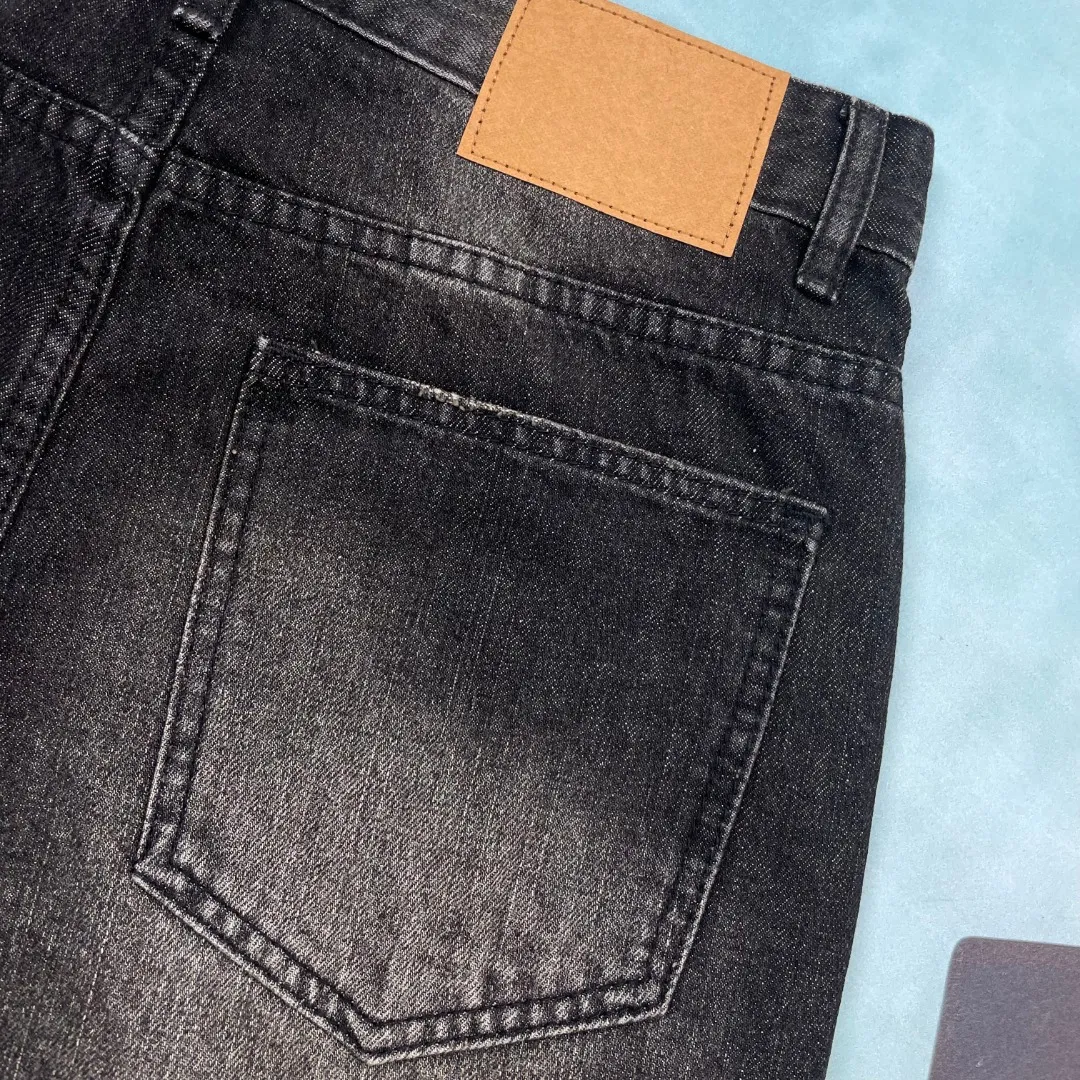 🅿️250 🔘Style No.-CL113 🔘Céline𝐂𝐄𝐋𝐈𝐍𝐄 Wesley Classic Washed Black Cow King Jeans* Celine is a brand that has always been famous for its high-end fashion, and these jeans are one of the best. It is made of custom-woven 13.5 denim twill fabric, which has a great texture. The production process is very particular. First, natural wrinkles are rubbed out by hand in specific areas, and then special tools are used to draw the texture. Then, the full-length Maliu scanning spraying technology is applied. After a series of complex processes such as washing, deslurrying, stone grinding, and bleaching, the color fades naturally in parts and looks uniform and beautiful. Spraying dye is also a technical job, using a high-pressure pump to ensure the same color tone as the original. The broken edge hanging technology is used at the holes to create natural broken edges through physical wear. Finally, high-temperature steam is combined with sandpaper to remove fiber hairiness and color difference, and the unique effect is born! The fitted version can be worn by both men and women, so whoever wears it will look good! The matching suggestions are as follows: Casual daily style: Pair the upper body with a simple white cotton T-shirt, a loose denim jacket, and white shoes. Overall casual and comfortable, suitable for daily outings and shopping. Fashionable commuting style: wear a simple chiffon shirt tucked into jeans, a pair of black low-heeled leather shoes, and a khaki windbreaker. It not only shows a capable temperament, but also has a sense of fashion, which is perfect for commuting to work. Street fashion style: Wear a short crop top, a pair of thick-soled dad shoes, a baseball cap, and personalized necklaces, bracelets and other accessories. Walking on the street, you instantly become the focus of fashion.  Size: S M L XL (28.30.32.34) Color: Black