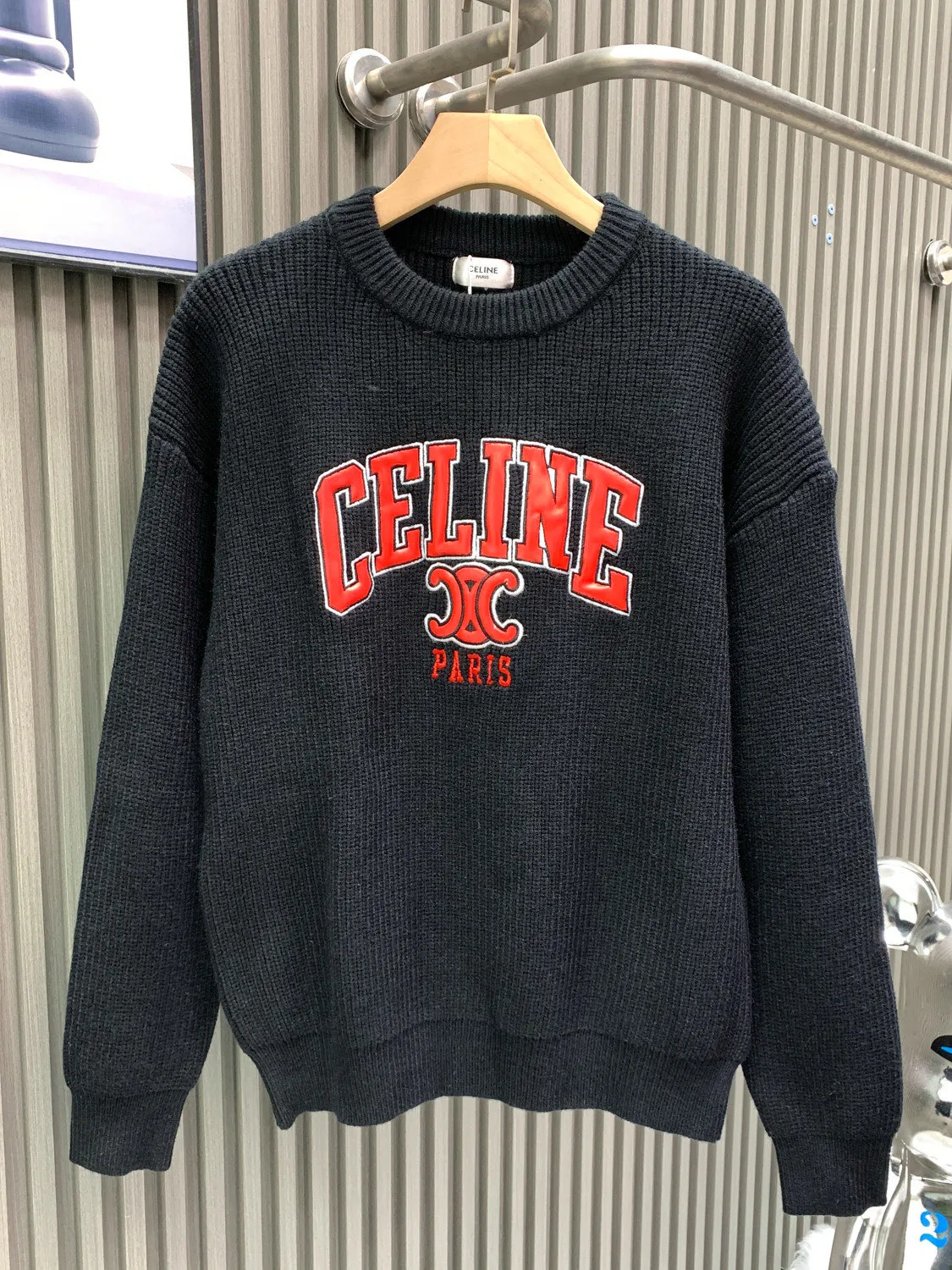 🅿️400 🀄️ Celine CELIN* 2025021 latest early spring series Triumph knitted long-sleeved sweater, chest logo embroidery process, custom YB wool yarn weaving, high-end texture, comfortable and soft, round neck long-sleeved sweater tailoring, classic short version, age-reducing girlish style, positioning Arc de Triomphe hookwork, versatile, handsome and fashionable upper body, white and beautiful must-have high-end item, the version is not picky and makes the upper body look slim. Highly recommended for self-retention