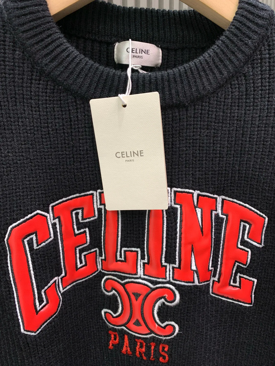 🅿️400 🀄️ Celine CELIN* 2025021 latest early spring series Triumph knitted long-sleeved sweater, chest logo embroidery process, custom YB wool yarn weaving, high-end texture, comfortable and soft, round neck long-sleeved sweater tailoring, classic short version, age-reducing girlish style, positioning Arc de Triomphe hookwork, versatile, handsome and fashionable upper body, white and beautiful must-have high-end item, the version is not picky and makes the upper body look slim. Highly recommended for self-retention
