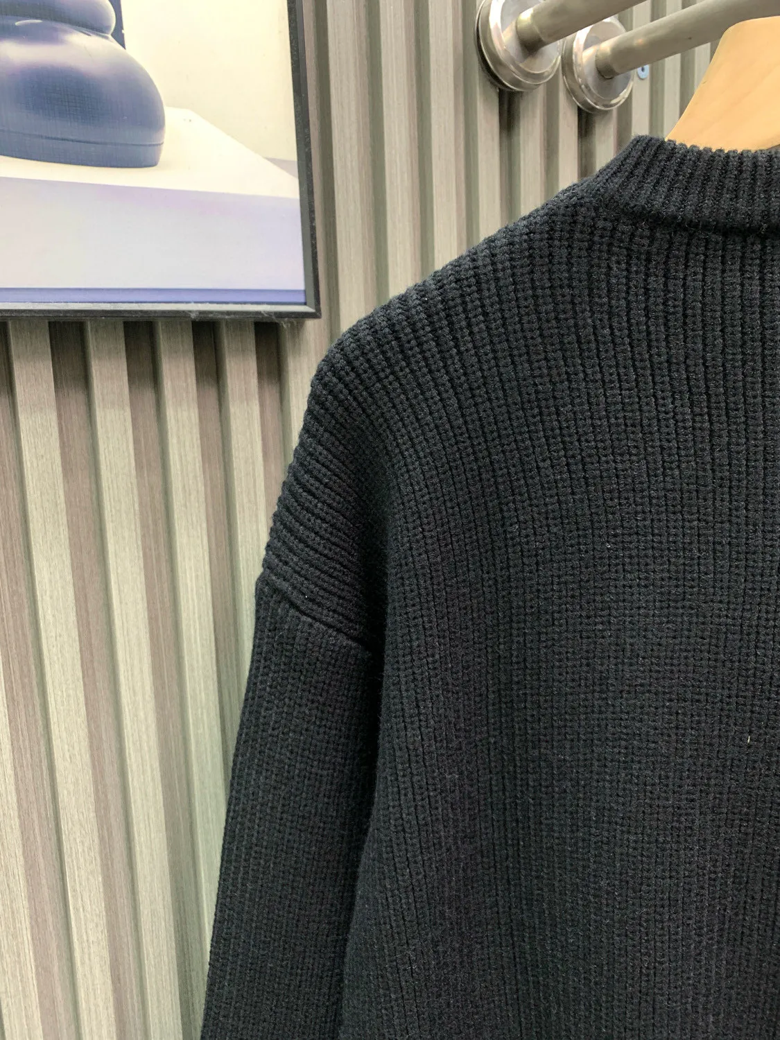 🅿️400 🀄️ Celine CELIN* 2025021 latest early spring series Triumph knitted long-sleeved sweater, chest logo embroidery process, custom YB wool yarn weaving, high-end texture, comfortable and soft, round neck long-sleeved sweater tailoring, classic short version, age-reducing girlish style, positioning Arc de Triomphe hookwork, versatile, handsome and fashionable upper body, white and beautiful must-have high-end item, the version is not picky and makes the upper body look slim. Highly recommended for self-retention