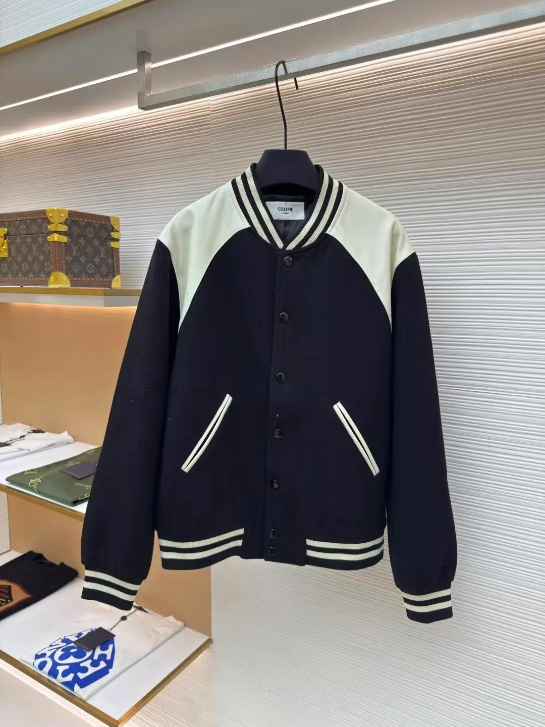 Celine lambskin spliced baseball jersey ●Authentic product: Purchased and developed by 13306 ●Item No.: 1680576-E45 ●Fabric: Wool blended fabric ●Technology: Positioning cutting machine ●Version: Fitted version ●Weight: about 1150 grams ●Size: 44-46-48-50 ●Description: Shoulder patchwork leather baseball uniform jacket The fabric is made of wool nylon blended material. The whole piece uses wool thread to support inspection The shoulder position is made of leather splicing technology. The leather is soft and has clear texture. The cupro ammonia fiber lining is close-fitting and comfortable to the skin. The buttons and letters are studded downwards. The overall wiring is straight and delicate, the fabric is comfortable and soft, and the color is consistent without color difference. It can be matched with the same style to create a fashionable look and control various occasions. Customized accessories, complete with three standards, same style for men and women!