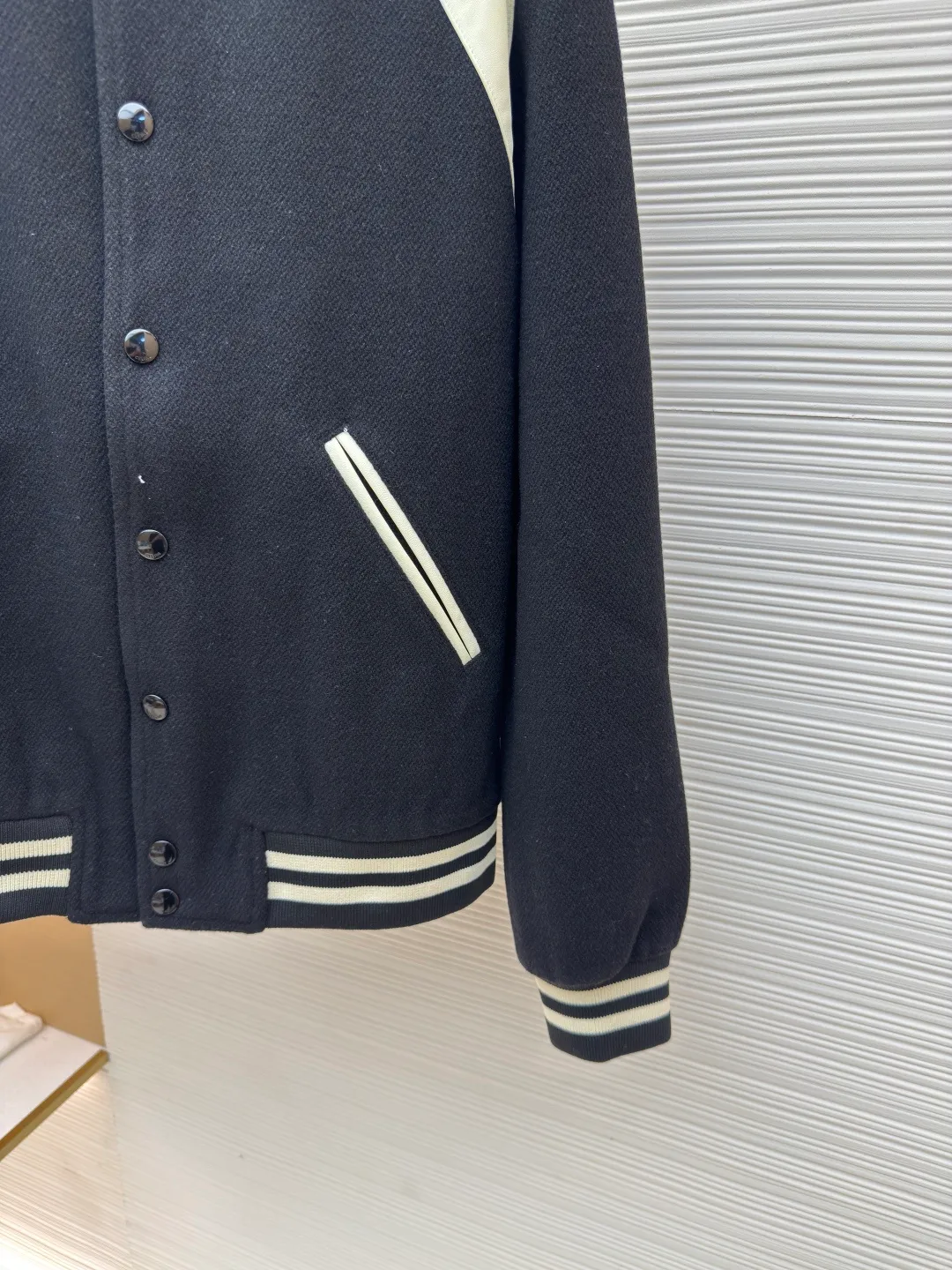 Celine lambskin spliced baseball jersey ●Authentic product: Purchased and developed by 13306 ●Item No.: 1680576-E45 ●Fabric: Wool blended fabric ●Technology: Positioning cutting machine ●Version: Fitted version ●Weight: about 1150 grams ●Size: 44-46-48-50 ●Description: Shoulder patchwork leather baseball uniform jacket The fabric is made of wool nylon blended material. The whole piece uses wool thread to support inspection The shoulder position is made of leather splicing technology. The leather is soft and has clear texture. The cupro ammonia fiber lining is close-fitting and comfortable to the skin. The buttons and letters are studded downwards. The overall wiring is straight and delicate, the fabric is comfortable and soft, and the color is consistent without color difference. It can be matched with the same style to create a fashionable look and control various occasions. Customized accessories, complete with three standards, same style for men and women!