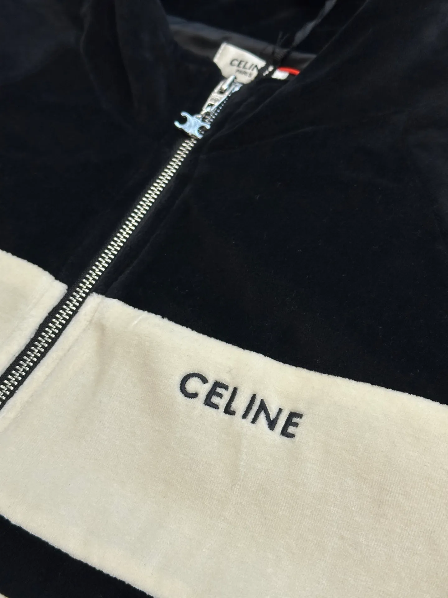 🅿️580 Celine embroidered velvet jacket. Customized cotton, polyester and jacquard velvet fabric, with black and beige colliding, interweaving endless elegance and charm. Exquisite Celine letter embroidery is embellished on the chest, conveying Celine's consistent elegance and grandeur in a simple and powerful way.  Using imported machine embroidery technology, advanced computer control systems and precision mechanical components, Celine letter embroidery operations are realized.  Ergonomic three-dimensional tailoring returns to traditional craftsmanship, through segmentation, folding, shrinking and stretching techniques. The so-called slow work results in meticulous work, which is a respect for the material.  size：s m l xl