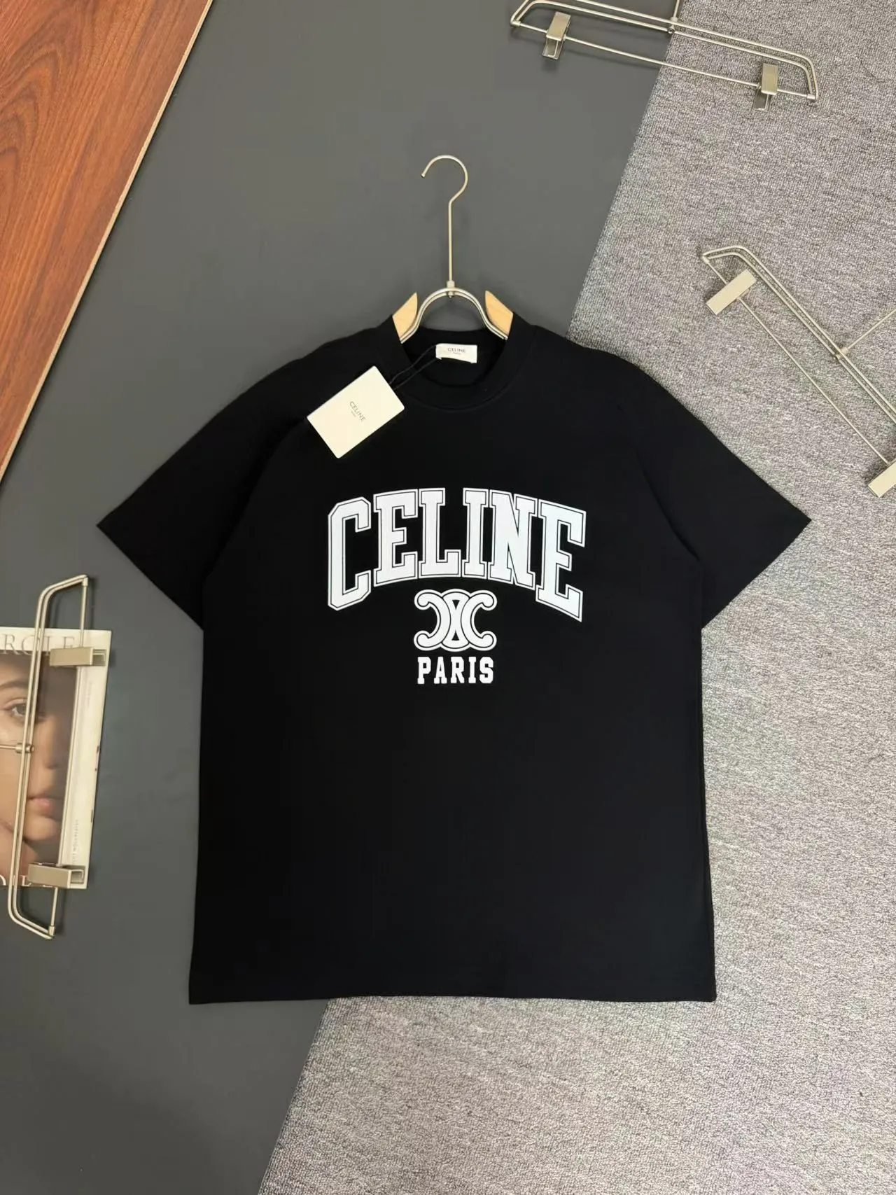 🅿️200 CELINE* Celine* 320g heavyweight pure cotton T-shirt with loose fit and three-dimensional printed logo design. Spring and summer new round neck fashionable short-sleeved T-shirt. Comfortable against the skin, durable and easy to wear. Meticulous original craftsmanship, a must-have for casual and versatile colors. Color: white, black, rose. Size: S M L XL XXL