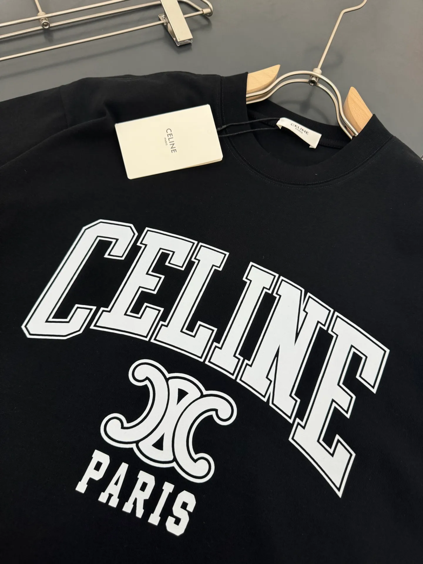 🅿️200 CELINE* Celine* 320g heavyweight pure cotton T-shirt with loose fit and three-dimensional printed logo design. Spring and summer new round neck fashionable short-sleeved T-shirt. Comfortable against the skin, durable and easy to wear. Meticulous original craftsmanship, a must-have for casual and versatile colors. Color: white, black, rose. Size: S M L XL XXL
