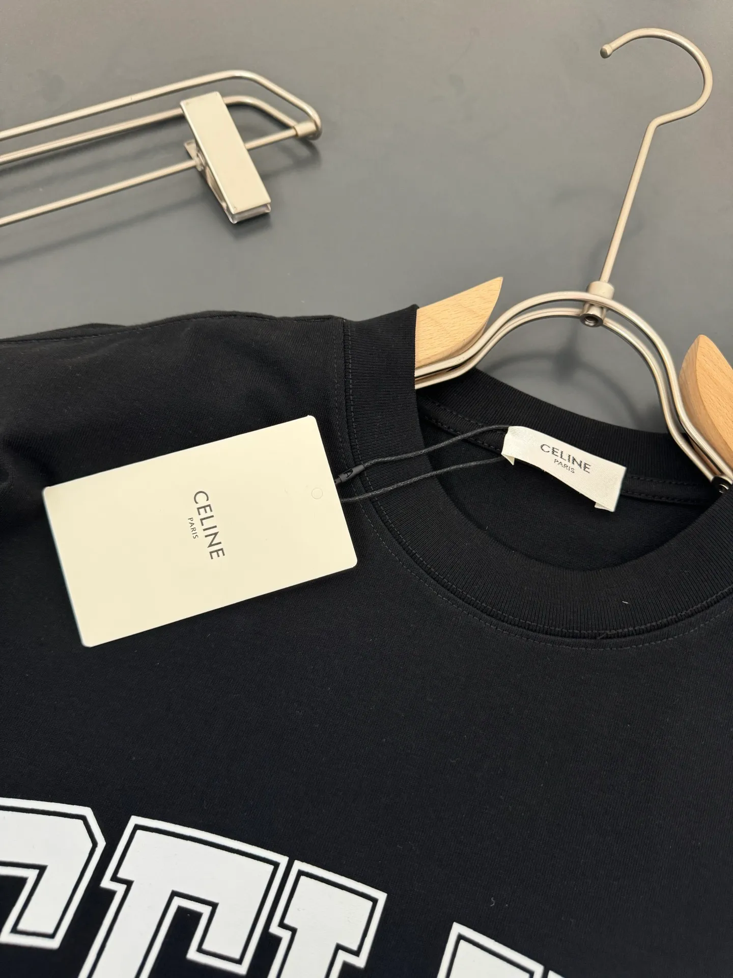 🅿️200 CELINE* Celine* 320g heavyweight pure cotton T-shirt with loose fit and three-dimensional printed logo design. Spring and summer new round neck fashionable short-sleeved T-shirt. Comfortable against the skin, durable and easy to wear. Meticulous original craftsmanship, a must-have for casual and versatile colors. Color: white, black, rose. Size: S M L XL XXL