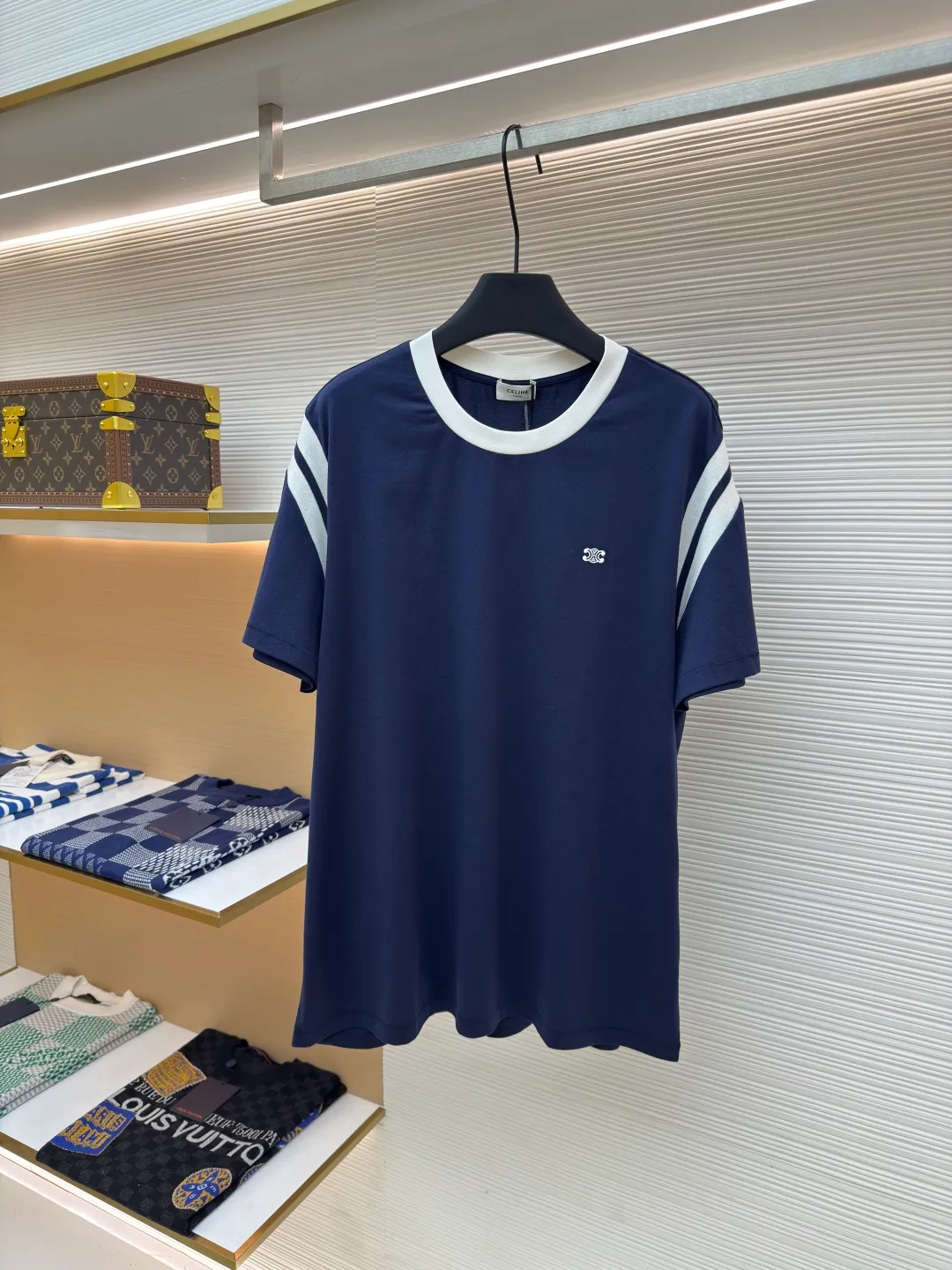 Celine contrasting sleeve embroidered T-shirt ●Authentic product: Purchased and developed for 5900 ●Item number: 1680167-A00 ●Fabric: polyester pique plain fabric ●Technology: knitting ●Version: fitted version ●Weight: about 210 grams ●Size: XS-S-M-L ●Description: Made of double-sided polyester pique plain weave fabric, matching 21s single yarn combed cotton plain weave fabric, the front panel is embroidered with Tajima embroidery machine imported from Japan, nylon material matt embroidery thread flat embroidery, matching horizontal machine weaving intercolor spiral Pattern, 21s combed cotton color yarn 2*2 draw knitting method, aluminum alloy eyelets with letters on the waist, 6-strand braided cotton rope with a special machine to make a clip hanging clock, the overall routing is straight and delicate, the fabric is comfortable and soft, the color is consistent and there is no color difference It can be matched with the same style to create a fashionable look, and can be used in various occasions. Customized accessories, complete with three standards, same style for men and women!