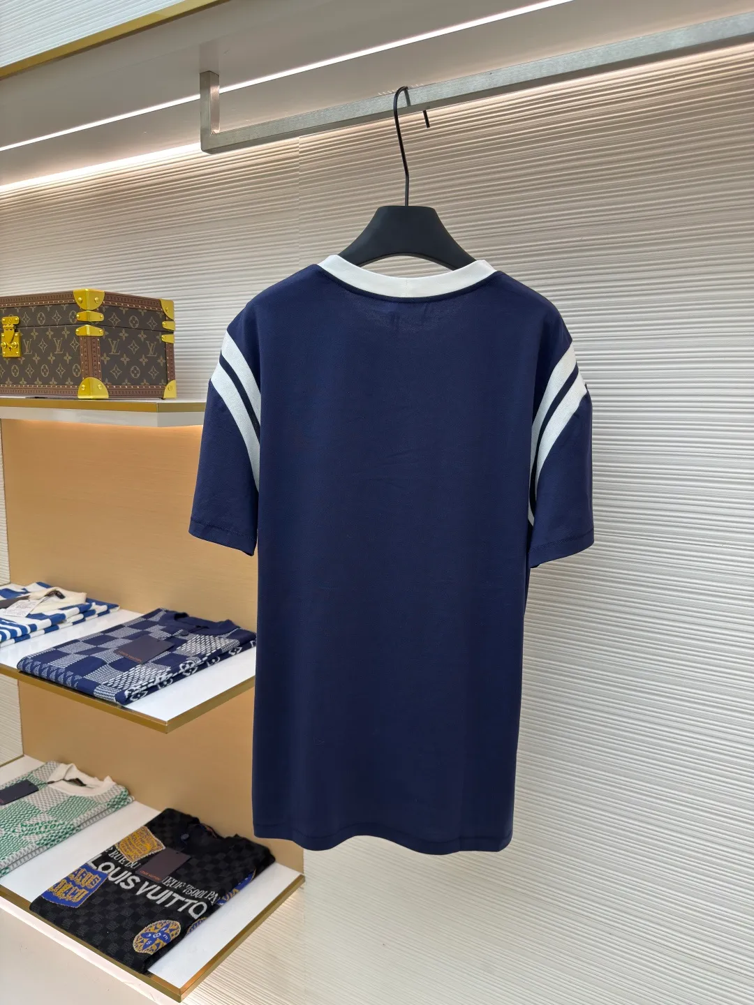 Celine contrasting sleeve embroidered T-shirt ●Authentic product: Purchased and developed for 5900 ●Item number: 1680167-A00 ●Fabric: polyester pique plain fabric ●Technology: knitting ●Version: fitted version ●Weight: about 210 grams ●Size: XS-S-M-L ●Description: Made of double-sided polyester pique plain weave fabric, matching 21s single yarn combed cotton plain weave fabric, the front panel is embroidered with Tajima embroidery machine imported from Japan, nylon material matt embroidery thread flat embroidery, matching horizontal machine weaving intercolor spiral Pattern, 21s combed cotton color yarn 2*2 draw knitting method, aluminum alloy eyelets with letters on the waist, 6-strand braided cotton rope with a special machine to make a clip hanging clock, the overall routing is straight and delicate, the fabric is comfortable and soft, the color is consistent and there is no color difference It can be matched with the same style to create a fashionable look, and can be used in various occasions. Customized accessories, complete with three standards, same style for men and women!