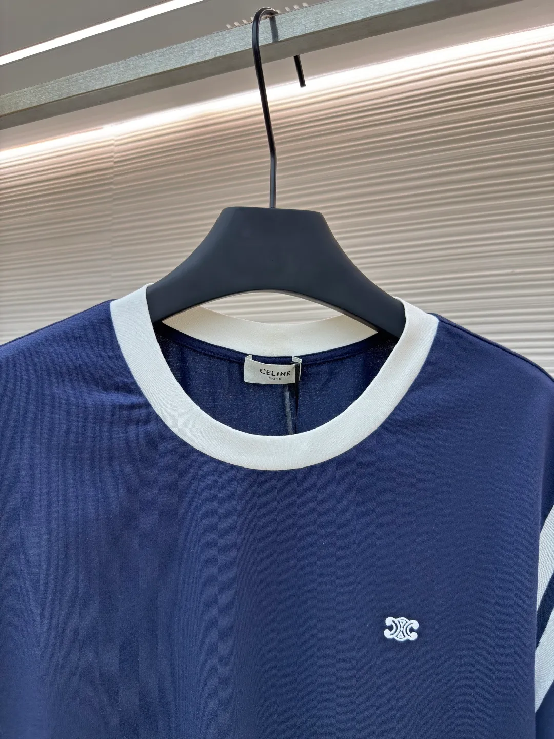Celine contrasting sleeve embroidered T-shirt ●Authentic product: Purchased and developed for 5900 ●Item number: 1680167-A00 ●Fabric: polyester pique plain fabric ●Technology: knitting ●Version: fitted version ●Weight: about 210 grams ●Size: XS-S-M-L ●Description: Made of double-sided polyester pique plain weave fabric, matching 21s single yarn combed cotton plain weave fabric, the front panel is embroidered with Tajima embroidery machine imported from Japan, nylon material matt embroidery thread flat embroidery, matching horizontal machine weaving intercolor spiral Pattern, 21s combed cotton color yarn 2*2 draw knitting method, aluminum alloy eyelets with letters on the waist, 6-strand braided cotton rope with a special machine to make a clip hanging clock, the overall routing is straight and delicate, the fabric is comfortable and soft, the color is consistent and there is no color difference It can be matched with the same style to create a fashionable look, and can be used in various occasions. Customized accessories, complete with three standards, same style for men and women!
