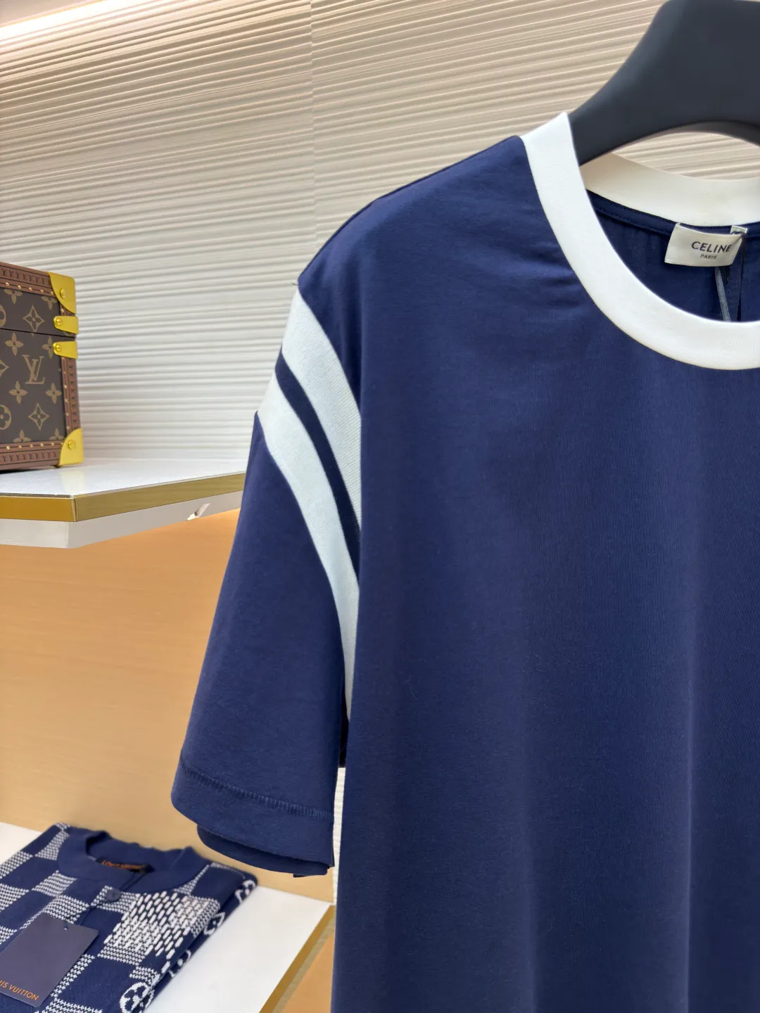 Celine contrasting sleeve embroidered T-shirt ●Authentic product: Purchased and developed for 5900 ●Item number: 1680167-A00 ●Fabric: polyester pique plain fabric ●Technology: knitting ●Version: fitted version ●Weight: about 210 grams ●Size: XS-S-M-L ●Description: Made of double-sided polyester pique plain weave fabric, matching 21s single yarn combed cotton plain weave fabric, the front panel is embroidered with Tajima embroidery machine imported from Japan, nylon material matt embroidery thread flat embroidery, matching horizontal machine weaving intercolor spiral Pattern, 21s combed cotton color yarn 2*2 draw knitting method, aluminum alloy eyelets with letters on the waist, 6-strand braided cotton rope with a special machine to make a clip hanging clock, the overall routing is straight and delicate, the fabric is comfortable and soft, the color is consistent and there is no color difference It can be matched with the same style to create a fashionable look, and can be used in various occasions. Customized accessories, complete with three standards, same style for men and women!