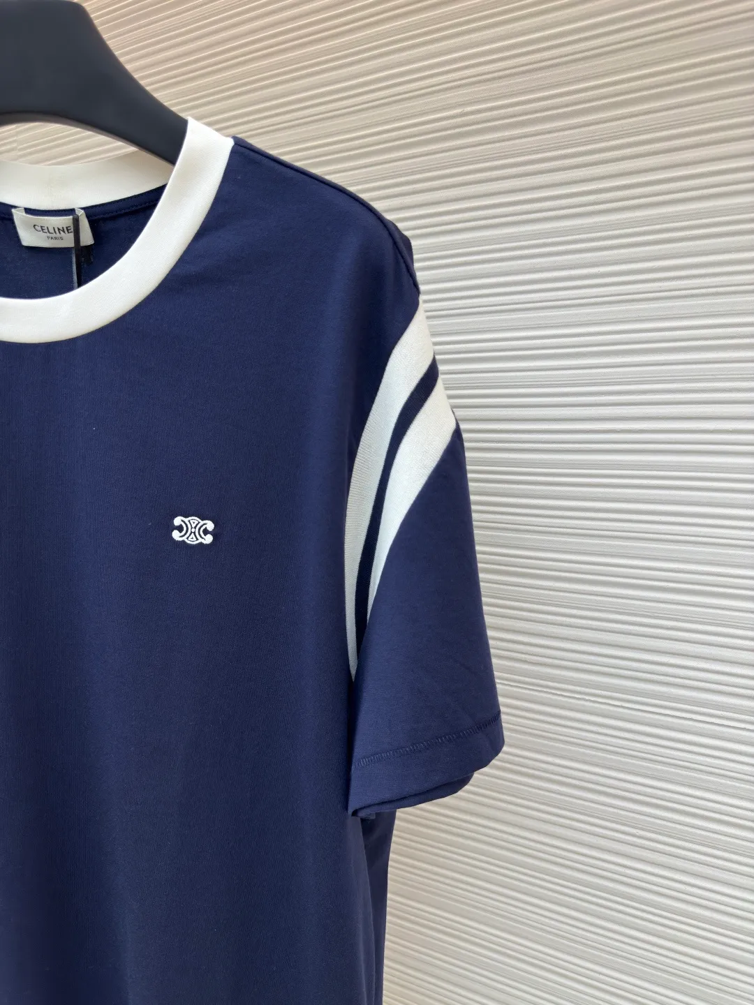 Celine contrasting sleeve embroidered T-shirt ●Authentic product: Purchased and developed for 5900 ●Item number: 1680167-A00 ●Fabric: polyester pique plain fabric ●Technology: knitting ●Version: fitted version ●Weight: about 210 grams ●Size: XS-S-M-L ●Description: Made of double-sided polyester pique plain weave fabric, matching 21s single yarn combed cotton plain weave fabric, the front panel is embroidered with Tajima embroidery machine imported from Japan, nylon material matt embroidery thread flat embroidery, matching horizontal machine weaving intercolor spiral Pattern, 21s combed cotton color yarn 2*2 draw knitting method, aluminum alloy eyelets with letters on the waist, 6-strand braided cotton rope with a special machine to make a clip hanging clock, the overall routing is straight and delicate, the fabric is comfortable and soft, the color is consistent and there is no color difference It can be matched with the same style to create a fashionable look, and can be used in various occasions. Customized accessories, complete with three standards, same style for men and women!