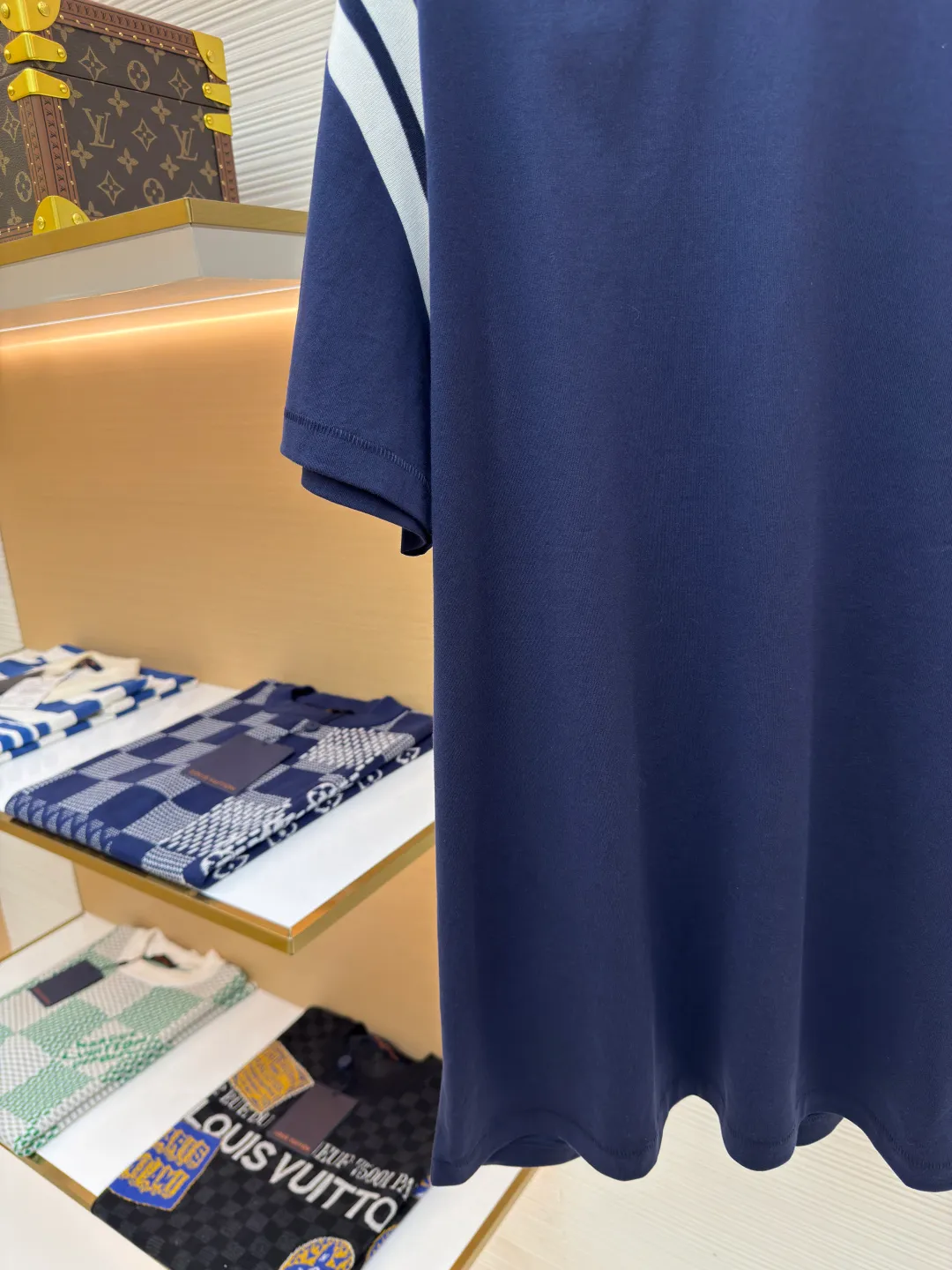 Celine contrasting sleeve embroidered T-shirt ●Authentic product: Purchased and developed for 5900 ●Item number: 1680167-A00 ●Fabric: polyester pique plain fabric ●Technology: knitting ●Version: fitted version ●Weight: about 210 grams ●Size: XS-S-M-L ●Description: Made of double-sided polyester pique plain weave fabric, matching 21s single yarn combed cotton plain weave fabric, the front panel is embroidered with Tajima embroidery machine imported from Japan, nylon material matt embroidery thread flat embroidery, matching horizontal machine weaving intercolor spiral Pattern, 21s combed cotton color yarn 2*2 draw knitting method, aluminum alloy eyelets with letters on the waist, 6-strand braided cotton rope with a special machine to make a clip hanging clock, the overall routing is straight and delicate, the fabric is comfortable and soft, the color is consistent and there is no color difference It can be matched with the same style to create a fashionable look, and can be used in various occasions. Customized accessories, complete with three standards, same style for men and women!