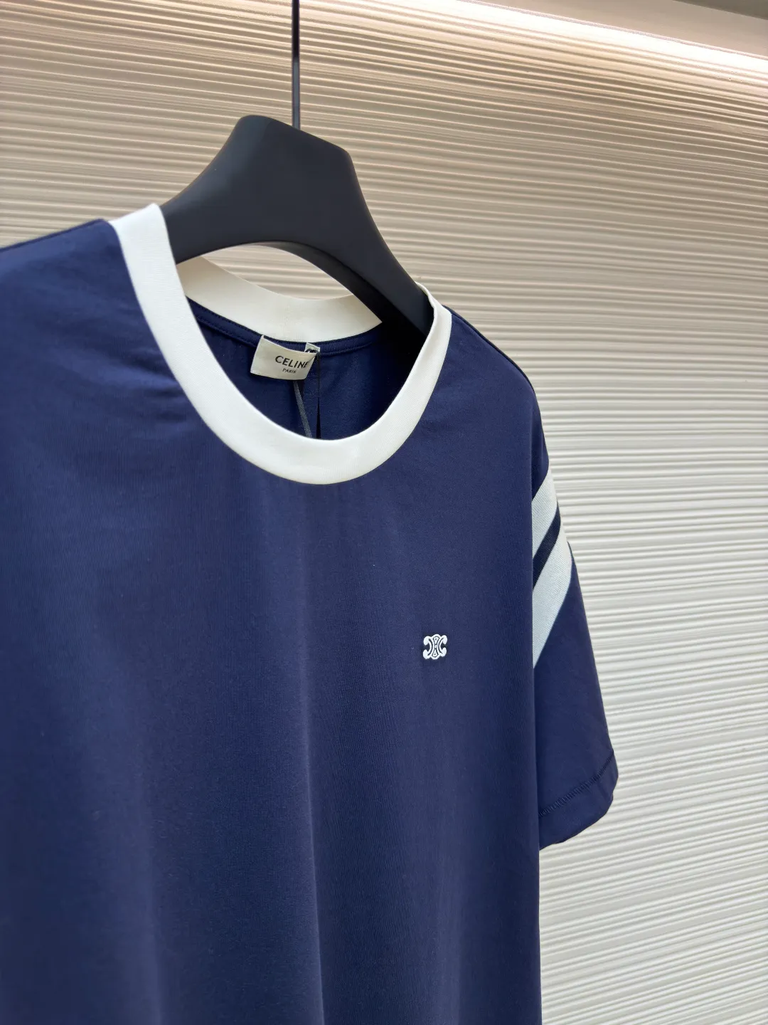 Celine contrasting sleeve embroidered T-shirt ●Authentic product: Purchased and developed for 5900 ●Item number: 1680167-A00 ●Fabric: polyester pique plain fabric ●Technology: knitting ●Version: fitted version ●Weight: about 210 grams ●Size: XS-S-M-L ●Description: Made of double-sided polyester pique plain weave fabric, matching 21s single yarn combed cotton plain weave fabric, the front panel is embroidered with Tajima embroidery machine imported from Japan, nylon material matt embroidery thread flat embroidery, matching horizontal machine weaving intercolor spiral Pattern, 21s combed cotton color yarn 2*2 draw knitting method, aluminum alloy eyelets with letters on the waist, 6-strand braided cotton rope with a special machine to make a clip hanging clock, the overall routing is straight and delicate, the fabric is comfortable and soft, the color is consistent and there is no color difference It can be matched with the same style to create a fashionable look, and can be used in various occasions. Customized accessories, complete with three standards, same style for men and women!
