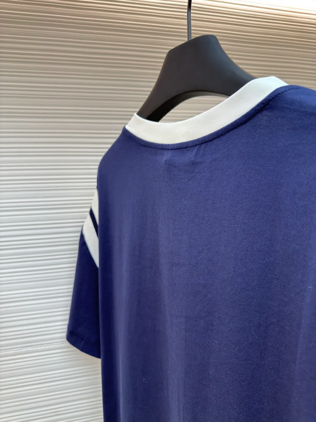 Celine contrasting sleeve embroidered T-shirt ●Authentic product: Purchased and developed for 5900 ●Item number: 1680167-A00 ●Fabric: polyester pique plain fabric ●Technology: knitting ●Version: fitted version ●Weight: about 210 grams ●Size: XS-S-M-L ●Description: Made of double-sided polyester pique plain weave fabric, matching 21s single yarn combed cotton plain weave fabric, the front panel is embroidered with Tajima embroidery machine imported from Japan, nylon material matt embroidery thread flat embroidery, matching horizontal machine weaving intercolor spiral Pattern, 21s combed cotton color yarn 2*2 draw knitting method, aluminum alloy eyelets with letters on the waist, 6-strand braided cotton rope with a special machine to make a clip hanging clock, the overall routing is straight and delicate, the fabric is comfortable and soft, the color is consistent and there is no color difference It can be matched with the same style to create a fashionable look, and can be used in various occasions. Customized accessories, complete with three standards, same style for men and women!