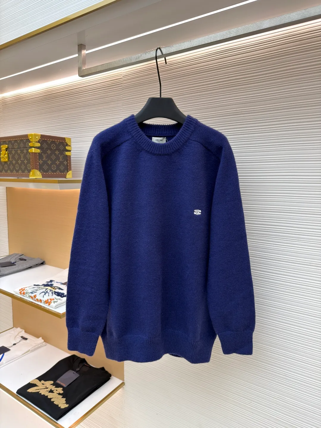 Celine Arc de Triomphe embroidered logo sweater ●Original version: Purchased and developed for 9900 ●Item number: 1681299-A45 ●Fabric: wool blended fabric ●Technology: 3D embroidery production ●Color: royal blue ●Version: fitted version ●Weight: about 720 grams ●Size: S-M-L-XL ●Description: Made of 35% wool, 15% cashmere, 50% cotton yarn. This fabric is soft and has a three-dimensional shape that won't change shape after being worn for a long time. The embroidery uses 3D three-dimensional embroidery, and the chest is embellished with the Arc de Triomphe embroidered logo. This style is machine-knitted with 7 needles, and the high-density thick stitching ensures warmth. Later process: washing and color fixation - fixed version - wool impurities. The overall wiring is straight and delicate, the fabric is comfortable and soft, and the color is consistent without color difference. It can be matched with the same style to create a fashionable look and control various occasions. Customized accessories, complete with three standards, same style for men and women!