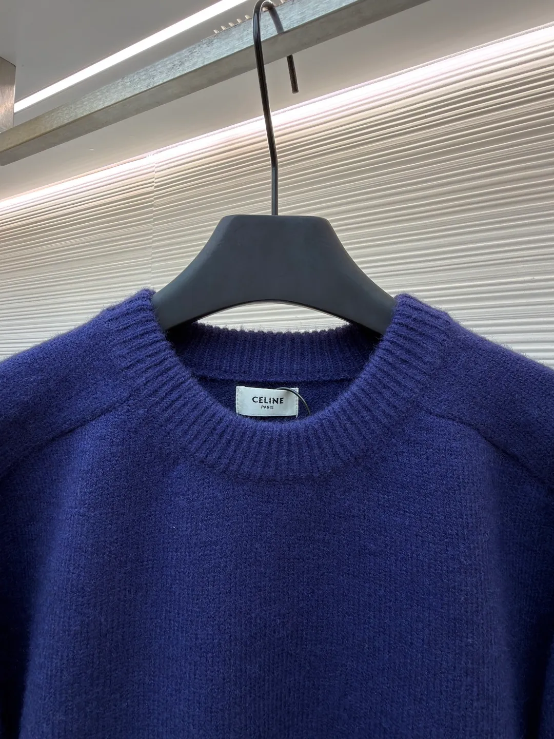 Celine Arc de Triomphe embroidered logo sweater ●Original version: Purchased and developed for 9900 ●Item number: 1681299-A45 ●Fabric: wool blended fabric ●Technology: 3D embroidery production ●Color: royal blue ●Version: fitted version ●Weight: about 720 grams ●Size: S-M-L-XL ●Description: Made of 35% wool, 15% cashmere, 50% cotton yarn. This fabric is soft and has a three-dimensional shape that won't change shape after being worn for a long time. The embroidery uses 3D three-dimensional embroidery, and the chest is embellished with the Arc de Triomphe embroidered logo. This style is machine-knitted with 7 needles, and the high-density thick stitching ensures warmth. Later process: washing and color fixation - fixed version - wool impurities. The overall wiring is straight and delicate, the fabric is comfortable and soft, and the color is consistent without color difference. It can be matched with the same style to create a fashionable look and control various occasions. Customized accessories, complete with three standards, same style for men and women!