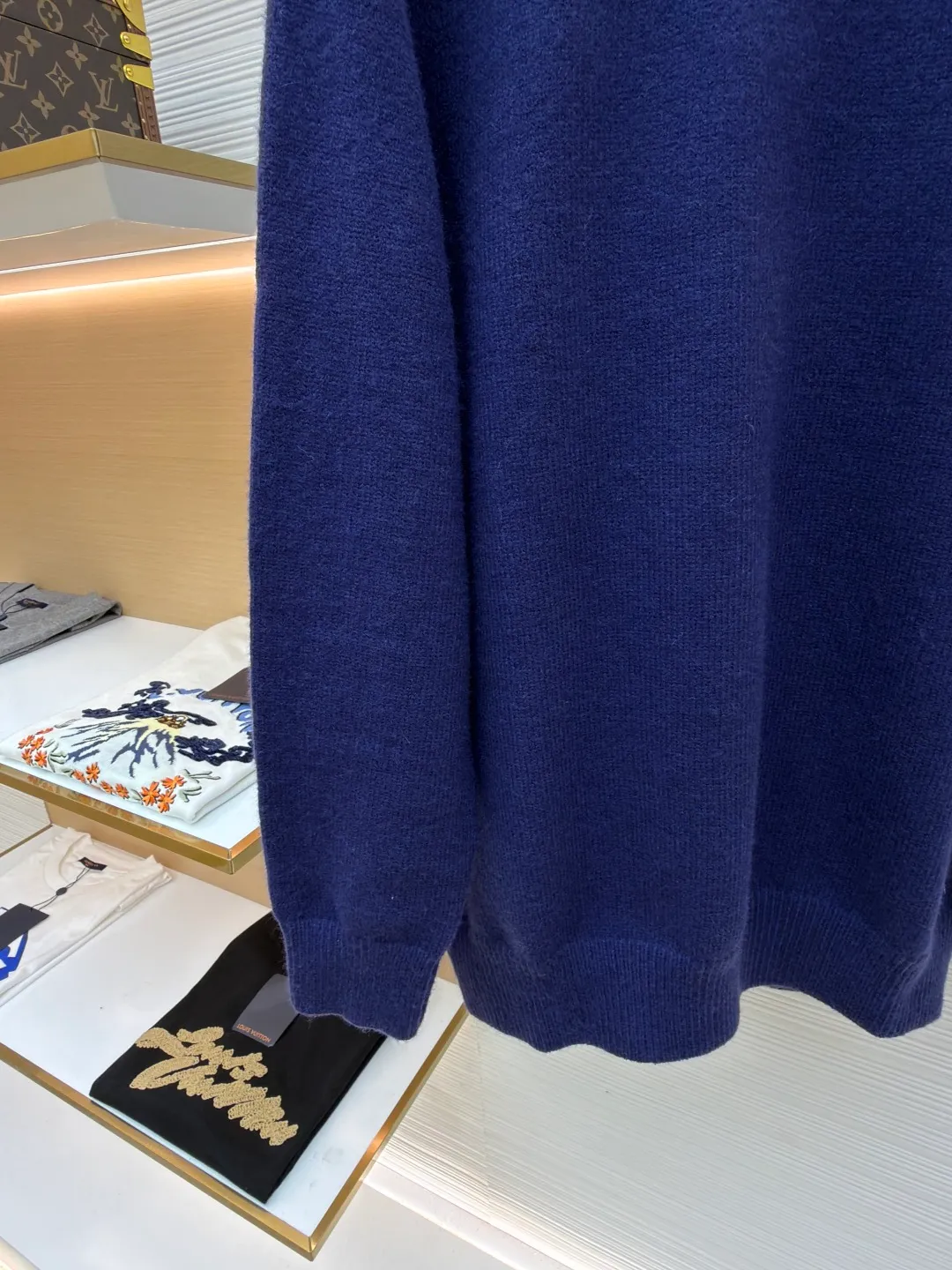 Celine Arc de Triomphe embroidered logo sweater ●Original version: Purchased and developed for 9900 ●Item number: 1681299-A45 ●Fabric: wool blended fabric ●Technology: 3D embroidery production ●Color: royal blue ●Version: fitted version ●Weight: about 720 grams ●Size: S-M-L-XL ●Description: Made of 35% wool, 15% cashmere, 50% cotton yarn. This fabric is soft and has a three-dimensional shape that won't change shape after being worn for a long time. The embroidery uses 3D three-dimensional embroidery, and the chest is embellished with the Arc de Triomphe embroidered logo. This style is machine-knitted with 7 needles, and the high-density thick stitching ensures warmth. Later process: washing and color fixation - fixed version - wool impurities. The overall wiring is straight and delicate, the fabric is comfortable and soft, and the color is consistent without color difference. It can be matched with the same style to create a fashionable look and control various occasions. Customized accessories, complete with three standards, same style for men and women!