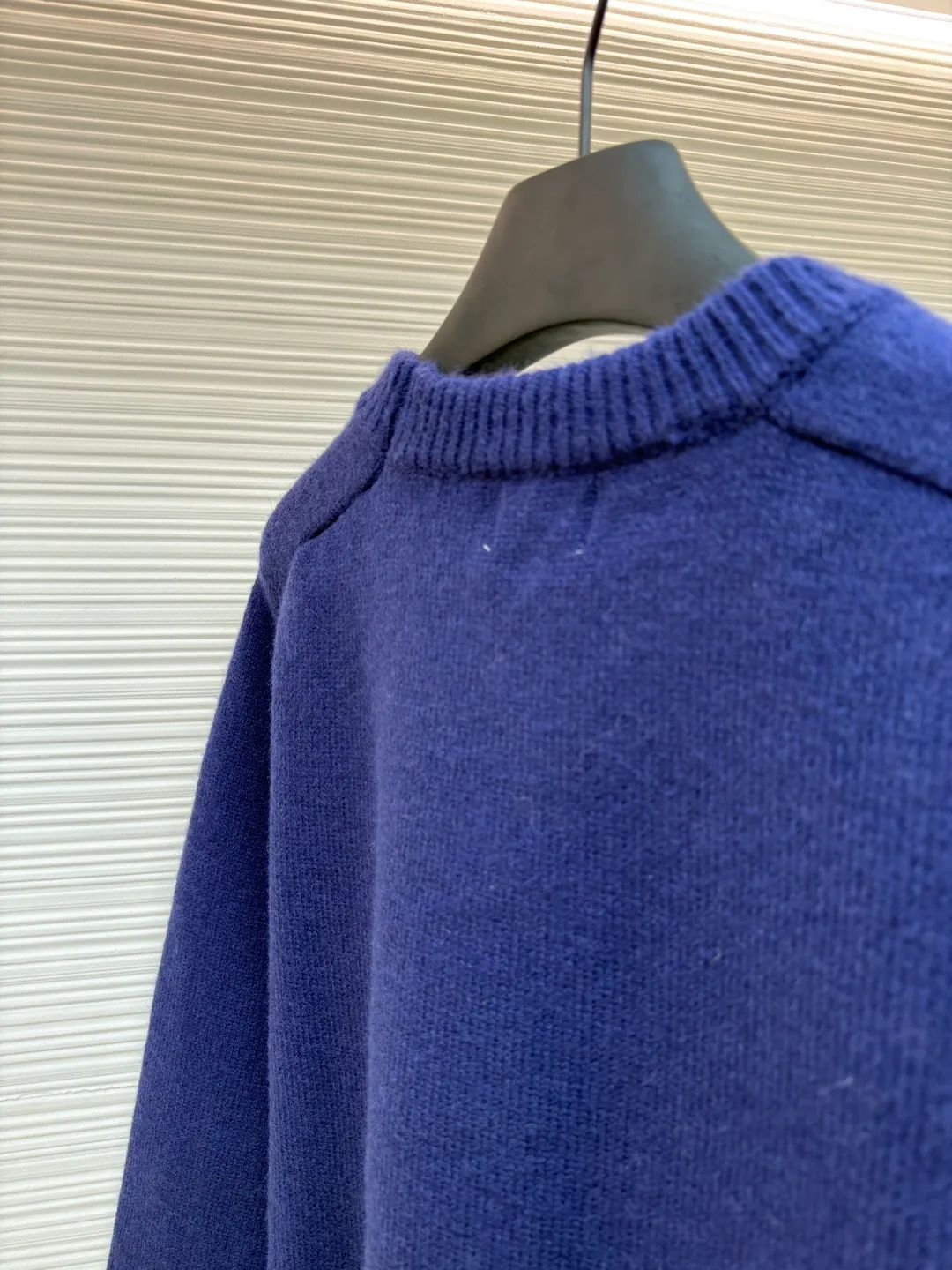 Celine Arc de Triomphe embroidered logo sweater ●Original version: Purchased and developed for 9900 ●Item number: 1681299-A45 ●Fabric: wool blended fabric ●Technology: 3D embroidery production ●Color: royal blue ●Version: fitted version ●Weight: about 720 grams ●Size: S-M-L-XL ●Description: Made of 35% wool, 15% cashmere, 50% cotton yarn. This fabric is soft and has a three-dimensional shape that won't change shape after being worn for a long time. The embroidery uses 3D three-dimensional embroidery, and the chest is embellished with the Arc de Triomphe embroidered logo. This style is machine-knitted with 7 needles, and the high-density thick stitching ensures warmth. Later process: washing and color fixation - fixed version - wool impurities. The overall wiring is straight and delicate, the fabric is comfortable and soft, and the color is consistent without color difference. It can be matched with the same style to create a fashionable look and control various occasions. Customized accessories, complete with three standards, same style for men and women!