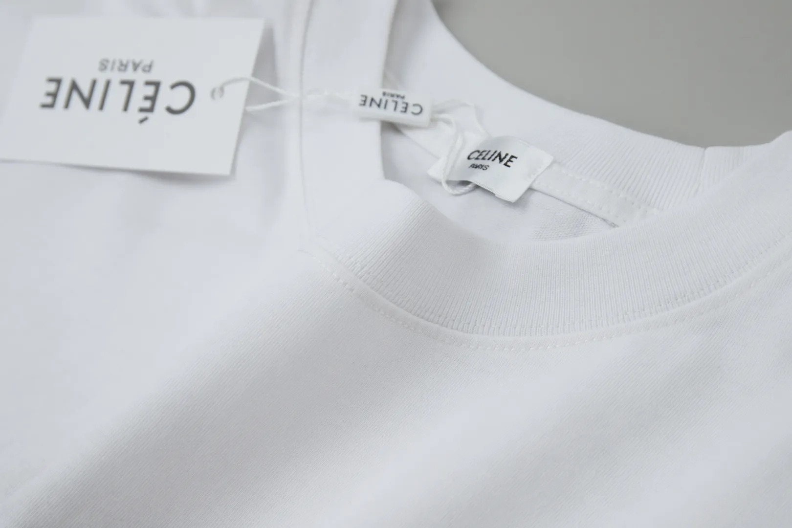 🅿️280 ✨CEL✨🆕25SS spring and summer new style Distressed printed short sleeves Light luxury Essential item for daily commuting for men and women Correct version Welcome to compare Detailed features · 280g 100% pure cotton double yarn jersey fabric · Custom dyed in the same cylinder, special thickened 32 count double-strand 1X1 thread · Crushed diamond pressed glue. Ready-made garments are dyed. Then do the faded fried snowflake process and then wash it to make it look old. Common washing improves the effect · Double-needle stitching and cross-stitch process · Original main mark washed tag brand moisture-proof paper packaging Color: black/white Size: S/M/L/XL