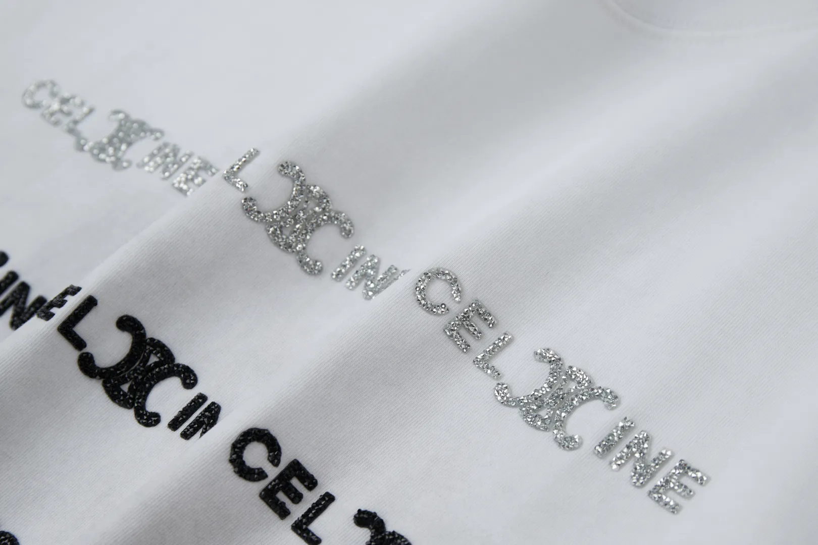 🅿️280 ✨CEL✨🆕25SS spring and summer new style Distressed printed short sleeves Light luxury Essential item for daily commuting for men and women Correct version Welcome to compare Detailed features · 280g 100% pure cotton double yarn jersey fabric · Custom dyed in the same cylinder, special thickened 32 count double-strand 1X1 thread · Crushed diamond pressed glue. Ready-made garments are dyed. Then do the faded fried snowflake process and then wash it to make it look old. Common washing improves the effect · Double-needle stitching and cross-stitch process · Original main mark washed tag brand moisture-proof paper packaging Color: black/white Size: S/M/L/XL