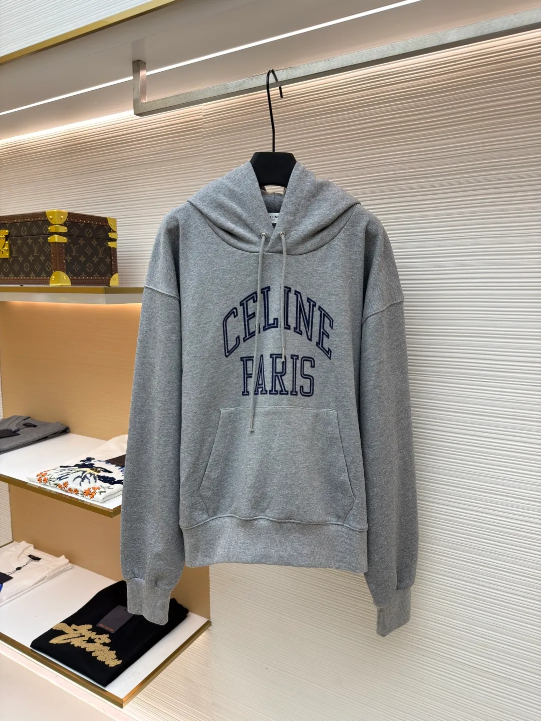 Celine flocked hooded sweatshirt ●Original version: Purchased and developed for 9300 ●Item number: 1681357-A70 ●Fabric: heather gray moiré cotton sweatshirt ●Technology: electrostatic flocking ●Color: gray ●Version: fitted version ●Weight: about 955g ●Size: S-M-L-XL ●Description: Custom-dyed heather gray moiré cotton sweatshirt with fine texture, comfortable and skin-friendly, mainly heather gray Low-key and full of connotation, CELINE PARIS emerges three-dimensionally through flocking technology. The flocking is as delicate as velvet. It uses the dropped shoulder micro-profile as the skeleton. It is precisely stuck at the golden point of laziness and procrastination. Every step has a dynamic beauty, making tailoring a space art. Defining elegance with design, using electrostatic flocking technology. The innovative process of surface decoration using charge characteristics makes the fluff negatively charged, and the fluff will be attracted by the different potentials of the plant. It accelerates and flies up to the surface of the object in a vertical shape. It is first washed, flocked and then washed. Through the combination of multiple washing and flocking processes, the textiles can obtain a delicate touch and unique appearance while ensuring that the flocking is firm and the lint will not fall off when washed by hand. The overall wiring is straight and delicate, the fabric is comfortable and soft, and the color is consistent without color difference. It can be matched with the same style to create a fashionable look and control various occasions. Customized accessories, complete with three standards, same style for men and women!