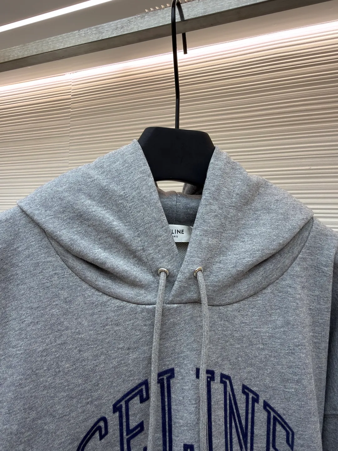 Celine flocked hooded sweatshirt ●Original version: Purchased and developed for 9300 ●Item number: 1681357-A70 ●Fabric: heather gray moiré cotton sweatshirt ●Technology: electrostatic flocking ●Color: gray ●Version: fitted version ●Weight: about 955g ●Size: S-M-L-XL ●Description: Custom-dyed heather gray moiré cotton sweatshirt with fine texture, comfortable and skin-friendly, mainly heather gray Low-key and full of connotation, CELINE PARIS emerges three-dimensionally through flocking technology. The flocking is as delicate as velvet. It uses the dropped shoulder micro-profile as the skeleton. It is precisely stuck at the golden point of laziness and procrastination. Every step has a dynamic beauty, making tailoring a space art. Defining elegance with design, using electrostatic flocking technology. The innovative process of surface decoration using charge characteristics makes the fluff negatively charged, and the fluff will be attracted by the different potentials of the plant. It accelerates and flies up to the surface of the object in a vertical shape. It is first washed, flocked and then washed. Through the combination of multiple washing and flocking processes, the textiles can obtain a delicate touch and unique appearance while ensuring that the flocking is firm and the lint will not fall off when washed by hand. The overall wiring is straight and delicate, the fabric is comfortable and soft, and the color is consistent without color difference. It can be matched with the same style to create a fashionable look and control various occasions. Customized accessories, complete with three standards, same style for men and women!