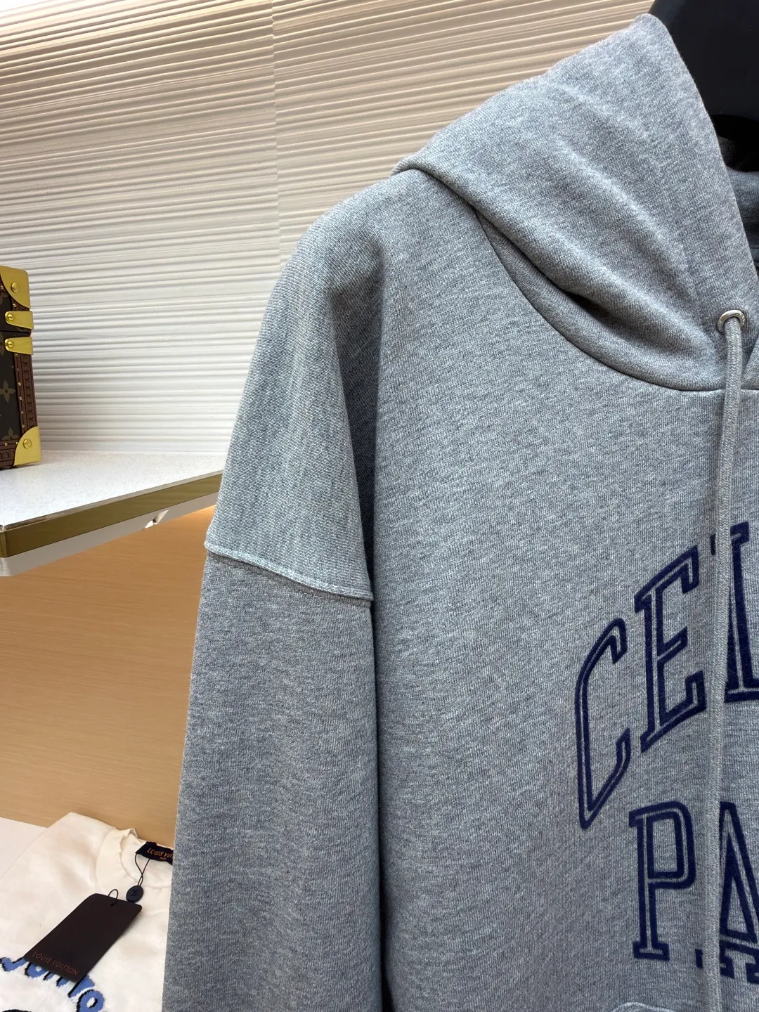 Celine flocked hooded sweatshirt ●Original version: Purchased and developed for 9300 ●Item number: 1681357-A70 ●Fabric: heather gray moiré cotton sweatshirt ●Technology: electrostatic flocking ●Color: gray ●Version: fitted version ●Weight: about 955g ●Size: S-M-L-XL ●Description: Custom-dyed heather gray moiré cotton sweatshirt with fine texture, comfortable and skin-friendly, mainly heather gray Low-key and full of connotation, CELINE PARIS emerges three-dimensionally through flocking technology. The flocking is as delicate as velvet. It uses the dropped shoulder micro-profile as the skeleton. It is precisely stuck at the golden point of laziness and procrastination. Every step has a dynamic beauty, making tailoring a space art. Defining elegance with design, using electrostatic flocking technology. The innovative process of surface decoration using charge characteristics makes the fluff negatively charged, and the fluff will be attracted by the different potentials of the plant. It accelerates and flies up to the surface of the object in a vertical shape. It is first washed, flocked and then washed. Through the combination of multiple washing and flocking processes, the textiles can obtain a delicate touch and unique appearance while ensuring that the flocking is firm and the lint will not fall off when washed by hand. The overall wiring is straight and delicate, the fabric is comfortable and soft, and the color is consistent without color difference. It can be matched with the same style to create a fashionable look and control various occasions. Customized accessories, complete with three standards, same style for men and women!