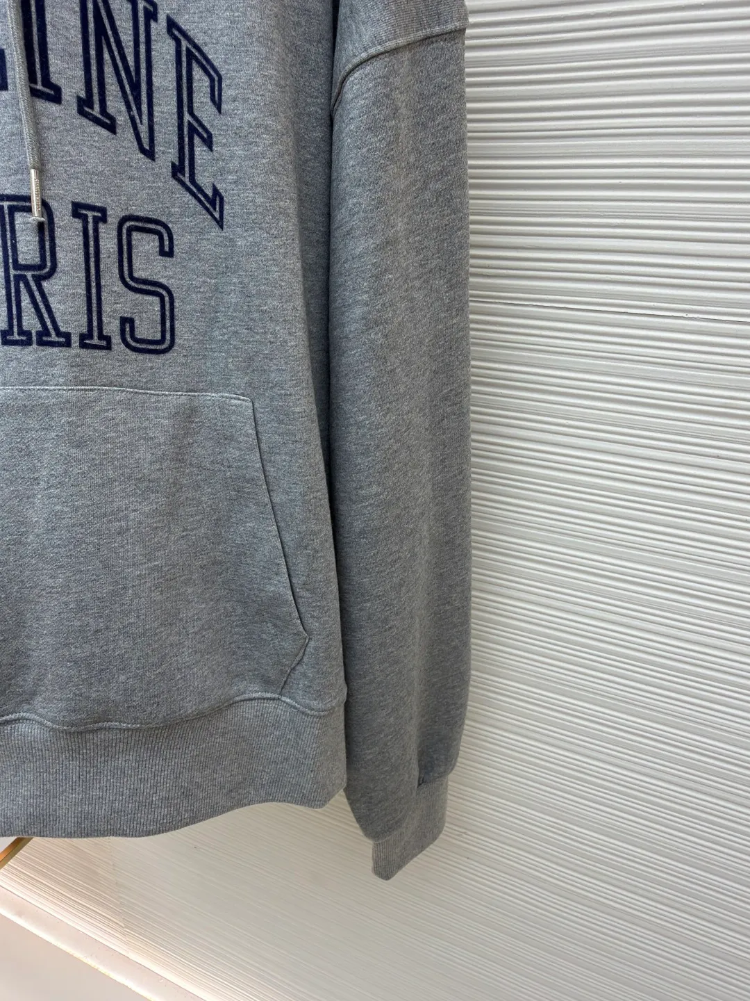 Celine flocked hooded sweatshirt ●Original version: Purchased and developed for 9300 ●Item number: 1681357-A70 ●Fabric: heather gray moiré cotton sweatshirt ●Technology: electrostatic flocking ●Color: gray ●Version: fitted version ●Weight: about 955g ●Size: S-M-L-XL ●Description: Custom-dyed heather gray moiré cotton sweatshirt with fine texture, comfortable and skin-friendly, mainly heather gray Low-key and full of connotation, CELINE PARIS emerges three-dimensionally through flocking technology. The flocking is as delicate as velvet. It uses the dropped shoulder micro-profile as the skeleton. It is precisely stuck at the golden point of laziness and procrastination. Every step has a dynamic beauty, making tailoring a space art. Defining elegance with design, using electrostatic flocking technology. The innovative process of surface decoration using charge characteristics makes the fluff negatively charged, and the fluff will be attracted by the different potentials of the plant. It accelerates and flies up to the surface of the object in a vertical shape. It is first washed, flocked and then washed. Through the combination of multiple washing and flocking processes, the textiles can obtain a delicate touch and unique appearance while ensuring that the flocking is firm and the lint will not fall off when washed by hand. The overall wiring is straight and delicate, the fabric is comfortable and soft, and the color is consistent without color difference. It can be matched with the same style to create a fashionable look and control various occasions. Customized accessories, complete with three standards, same style for men and women!