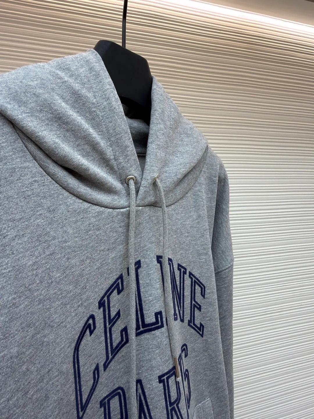 Celine flocked hooded sweatshirt ●Original version: Purchased and developed for 9300 ●Item number: 1681357-A70 ●Fabric: heather gray moiré cotton sweatshirt ●Technology: electrostatic flocking ●Color: gray ●Version: fitted version ●Weight: about 955g ●Size: S-M-L-XL ●Description: Custom-dyed heather gray moiré cotton sweatshirt with fine texture, comfortable and skin-friendly, mainly heather gray Low-key and full of connotation, CELINE PARIS emerges three-dimensionally through flocking technology. The flocking is as delicate as velvet. It uses the dropped shoulder micro-profile as the skeleton. It is precisely stuck at the golden point of laziness and procrastination. Every step has a dynamic beauty, making tailoring a space art. Defining elegance with design, using electrostatic flocking technology. The innovative process of surface decoration using charge characteristics makes the fluff negatively charged, and the fluff will be attracted by the different potentials of the plant. It accelerates and flies up to the surface of the object in a vertical shape. It is first washed, flocked and then washed. Through the combination of multiple washing and flocking processes, the textiles can obtain a delicate touch and unique appearance while ensuring that the flocking is firm and the lint will not fall off when washed by hand. The overall wiring is straight and delicate, the fabric is comfortable and soft, and the color is consistent without color difference. It can be matched with the same style to create a fashionable look and control various occasions. Customized accessories, complete with three standards, same style for men and women!