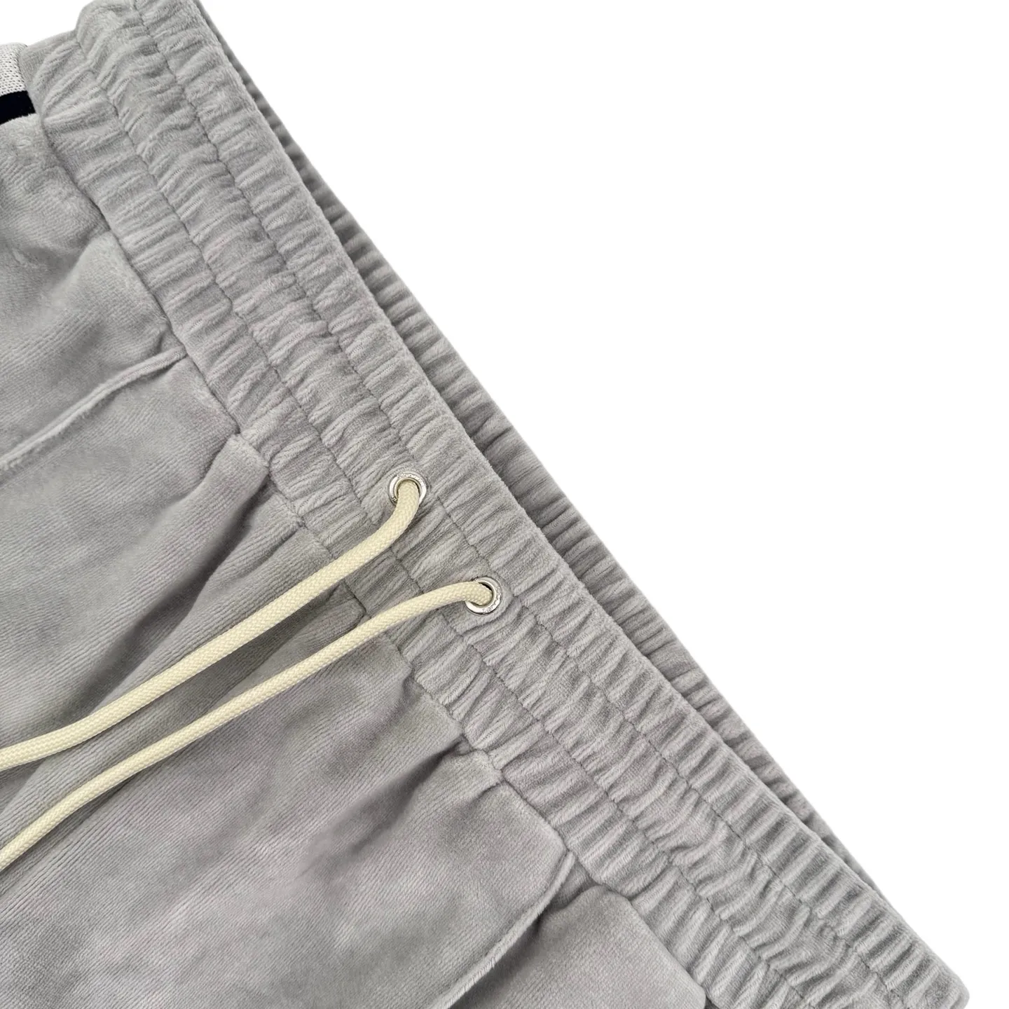 🅿️430 [Exclusive supply] Celine Arc de Triomphe embroidered suede trousers. The original purchase was RMB 10,500. The fabric is made of custom-made cloud-soft twin velvet matte cotton sateen. It has a soft and waxy touch and is as close to the skin as a cloud. It is mainly based on taupe blue. It is low-key and rich in content. The iconic CELINE Arc de Triomphe embroidery is revived on the gray mist suede surface. It is fully recognizable. The contrasting ribbons on both sides are sublimated to enhance the tension of the color. The visual impact between movement and movement. The lazy lines of the straight draped version are both rigid and soft. Taking it apart is a style item. Wearing it together is the atmosphere aesthetics. Complete the ultimate interpretation of relaxed and high-end. The suit is worry-free to wear, using imported machine embroidery technology. Use advanced computer control system and precise mechanical components to realize the Arc de Triomphe embroidery operation. High precision. The lines are smooth and delicate, and the fabrics have been washed. Better texture. Not easy to deform, not easy to shrink, not easy to fade. Maintain long-lasting beauty. Size:S-M-L-XL