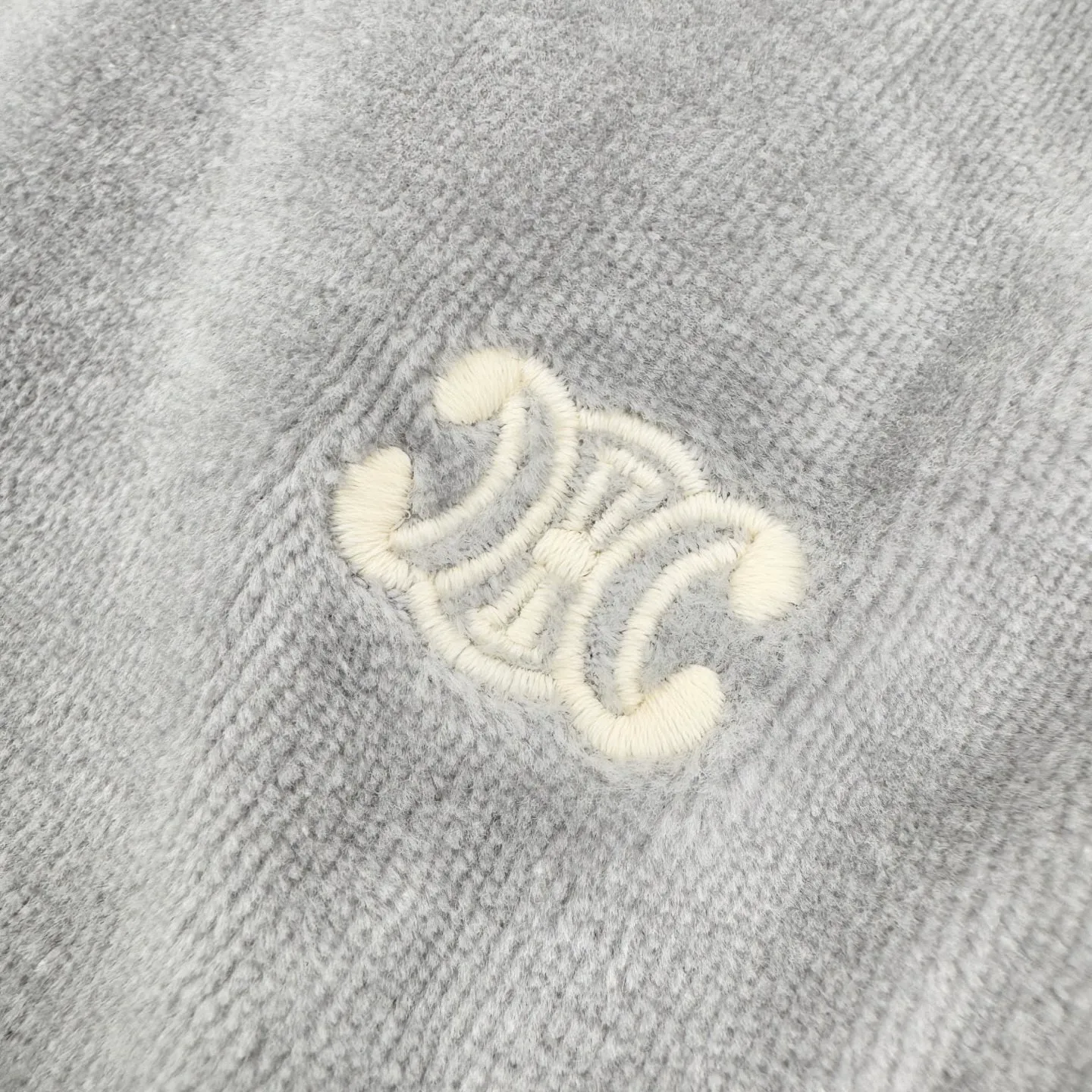 🅿️430 [Exclusive supply] Celine Arc de Triomphe embroidered suede trousers. The original purchase was RMB 10,500. The fabric is made of custom-made cloud-soft twin velvet matte cotton sateen. It has a soft and waxy touch and is as close to the skin as a cloud. It is mainly based on taupe blue. It is low-key and rich in content. The iconic CELINE Arc de Triomphe embroidery is revived on the gray mist suede surface. It is fully recognizable. The contrasting ribbons on both sides are sublimated to enhance the tension of the color. The visual impact between movement and movement. The lazy lines of the straight draped version are both rigid and soft. Taking it apart is a style item. Wearing it together is the atmosphere aesthetics. Complete the ultimate interpretation of relaxed and high-end. The suit is worry-free to wear, using imported machine embroidery technology. Use advanced computer control system and precise mechanical components to realize the Arc de Triomphe embroidery operation. High precision. The lines are smooth and delicate, and the fabrics have been washed. Better texture. Not easy to deform, not easy to shrink, not easy to fade. Maintain long-lasting beauty. Size:S-M-L-XL