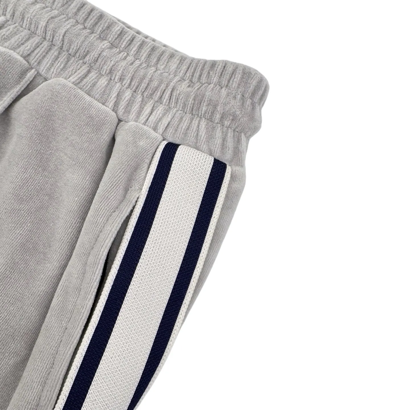 🅿️430 [Exclusive supply] Celine Arc de Triomphe embroidered suede trousers. The original purchase was RMB 10,500. The fabric is made of custom-made cloud-soft twin velvet matte cotton sateen. It has a soft and waxy touch and is as close to the skin as a cloud. It is mainly based on taupe blue. It is low-key and rich in content. The iconic CELINE Arc de Triomphe embroidery is revived on the gray mist suede surface. It is fully recognizable. The contrasting ribbons on both sides are sublimated to enhance the tension of the color. The visual impact between movement and movement. The lazy lines of the straight draped version are both rigid and soft. Taking it apart is a style item. Wearing it together is the atmosphere aesthetics. Complete the ultimate interpretation of relaxed and high-end. The suit is worry-free to wear, using imported machine embroidery technology. Use advanced computer control system and precise mechanical components to realize the Arc de Triomphe embroidery operation. High precision. The lines are smooth and delicate, and the fabrics have been washed. Better texture. Not easy to deform, not easy to shrink, not easy to fade. Maintain long-lasting beauty. Size:S-M-L-XL