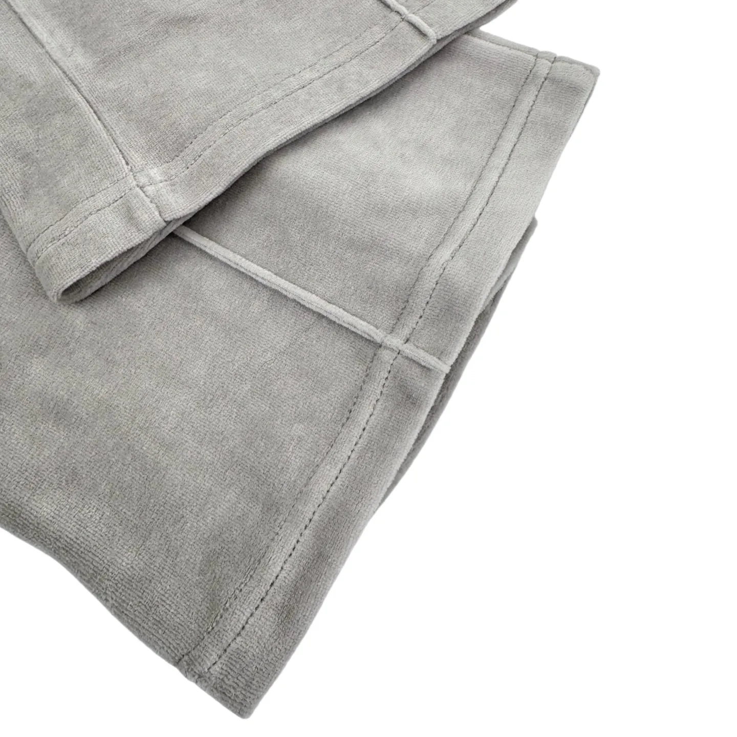 🅿️430 [Exclusive supply] Celine Arc de Triomphe embroidered suede trousers. The original purchase was RMB 10,500. The fabric is made of custom-made cloud-soft twin velvet matte cotton sateen. It has a soft and waxy touch and is as close to the skin as a cloud. It is mainly based on taupe blue. It is low-key and rich in content. The iconic CELINE Arc de Triomphe embroidery is revived on the gray mist suede surface. It is fully recognizable. The contrasting ribbons on both sides are sublimated to enhance the tension of the color. The visual impact between movement and movement. The lazy lines of the straight draped version are both rigid and soft. Taking it apart is a style item. Wearing it together is the atmosphere aesthetics. Complete the ultimate interpretation of relaxed and high-end. The suit is worry-free to wear, using imported machine embroidery technology. Use advanced computer control system and precise mechanical components to realize the Arc de Triomphe embroidery operation. High precision. The lines are smooth and delicate, and the fabrics have been washed. Better texture. Not easy to deform, not easy to shrink, not easy to fade. Maintain long-lasting beauty. Size:S-M-L-XL