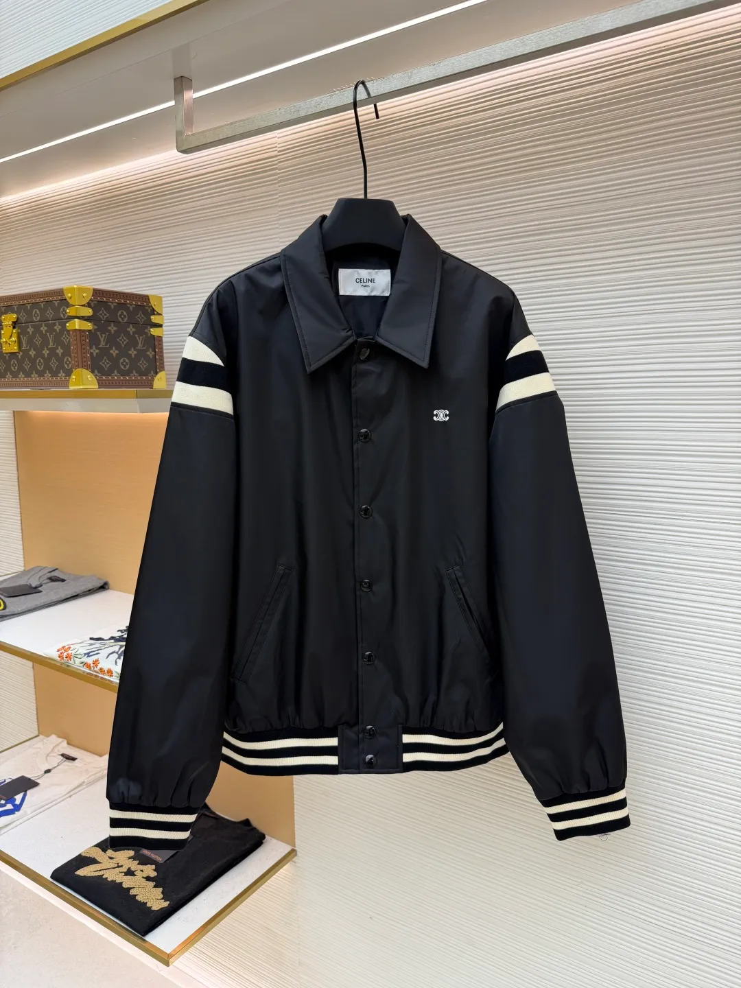 Celine Arc de Triomphe embroidered jacket ●Original version: purchased and developed by 8761 ●Item number: 1681889-B35 ●Fabric: satin composite woven silk fabric ●Technology: embroidery production ●Color: black ●Version: fitted version ●Weight: about 670 grams ●Size: 48-50-52-54 ●Description: Customized ink satin composite woven silk with high texture, comfortable and close to the skin, with classic black as the curtain It gives deep sensory luxury. Precise and neat architectural lines outline the contemporary silhouette. The iconic Celine Arc de Triomphe embroidery is embellished on the chest. It is lifelike and highly recognizable. It is matched with striped elements on the sleeves and hem to inject a touch of casual vitality. It outlines the uninhibited soul outline with a simple posture. Minimalist elegance. Craftsmanship is natural. Imported machine embroidery technology is used. Advanced computer control system and precision mechanical components are used to realize the Arc de Triomphe embroidery operation with high precision. The lines are smooth and delicate. The template machine opens the bag. The preset template guides the position, shape and size of the bag. The accuracy ensures the quality of the bag opening effect. The fabrics are washed and have a better hand feel and texture. It is not easy to deform, shrink or fade, and maintains long-term beauty. The overall wiring is straight and delicate, the fabric is comfortable and soft, and the color is consistent without color difference. It can be matched with the same style to create a fashionable look and control various occasions. Customized accessories, complete with three standards, same style for men and women!