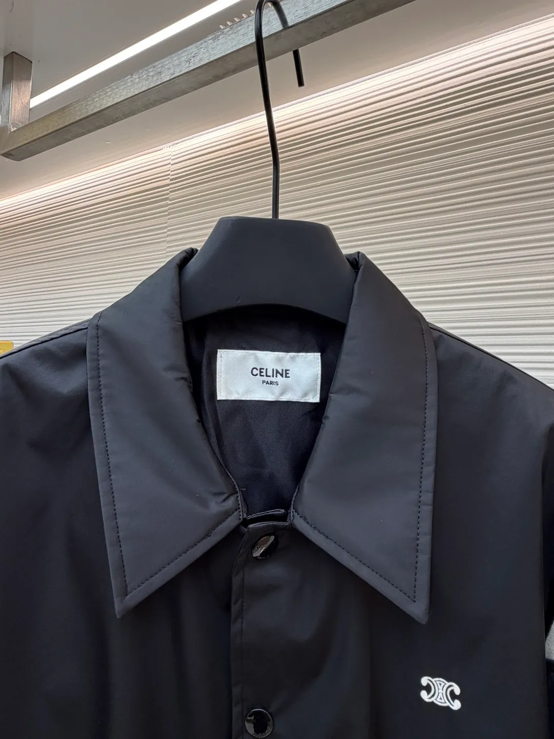 Celine Arc de Triomphe embroidered jacket ●Original version: purchased and developed by 8761 ●Item number: 1681889-B35 ●Fabric: satin composite woven silk fabric ●Technology: embroidery production ●Color: black ●Version: fitted version ●Weight: about 670 grams ●Size: 48-50-52-54 ●Description: Customized ink satin composite woven silk with high texture, comfortable and close to the skin, with classic black as the curtain It gives deep sensory luxury. Precise and neat architectural lines outline the contemporary silhouette. The iconic Celine Arc de Triomphe embroidery is embellished on the chest. It is lifelike and highly recognizable. It is matched with striped elements on the sleeves and hem to inject a touch of casual vitality. It outlines the uninhibited soul outline with a simple posture. Minimalist elegance. Craftsmanship is natural. Imported machine embroidery technology is used. Advanced computer control system and precision mechanical components are used to realize the Arc de Triomphe embroidery operation with high precision. The lines are smooth and delicate. The template machine opens the bag. The preset template guides the position, shape and size of the bag. The accuracy ensures the quality of the bag opening effect. The fabrics are washed and have a better hand feel and texture. It is not easy to deform, shrink or fade, and maintains long-term beauty. The overall wiring is straight and delicate, the fabric is comfortable and soft, and the color is consistent without color difference. It can be matched with the same style to create a fashionable look and control various occasions. Customized accessories, complete with three standards, same style for men and women!