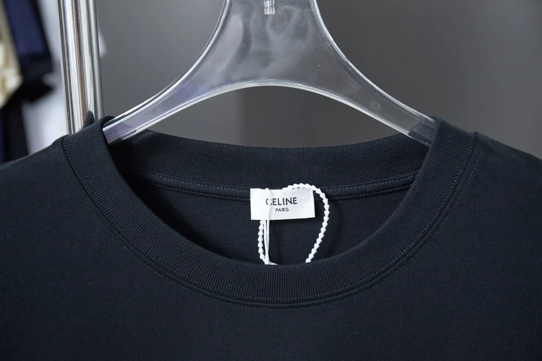 🅿️190 CELIN* 25SS early spring new style Denim letter printed short sleeves Light luxury essential item for daily commuting for men and women Correct version Welcome to compare Detailed features · 320g 100% pure cotton double yarn jersey fabric · Custom dyed in the same cylinder, special thickened 32 count double-strand 1X1 thread · Denim cutting process letter logo printing ➕ thick version small letter logo · Double-needle sewing and cross-seam technology · Original main mark, washed tag, branded moisture-proof paper packaging Color: black/white/pink/blue Size: S/M/L/XL