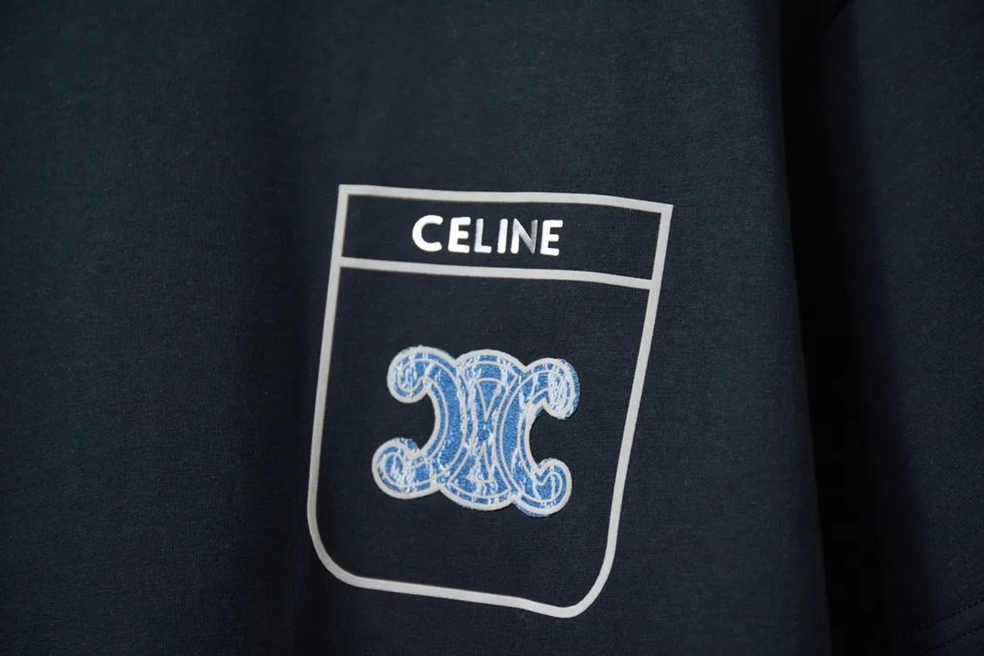 🅿️190 CELIN* 25SS early spring new style Denim letter printed short sleeves Light luxury essential item for daily commuting for men and women Correct version Welcome to compare Detailed features · 320g 100% pure cotton double yarn jersey fabric · Custom dyed in the same cylinder, special thickened 32 count double-strand 1X1 thread · Denim cutting process letter logo printing ➕ thick version small letter logo · Double-needle sewing and cross-seam technology · Original main mark, washed tag, branded moisture-proof paper packaging Color: black/white/pink/blue Size: S/M/L/XL