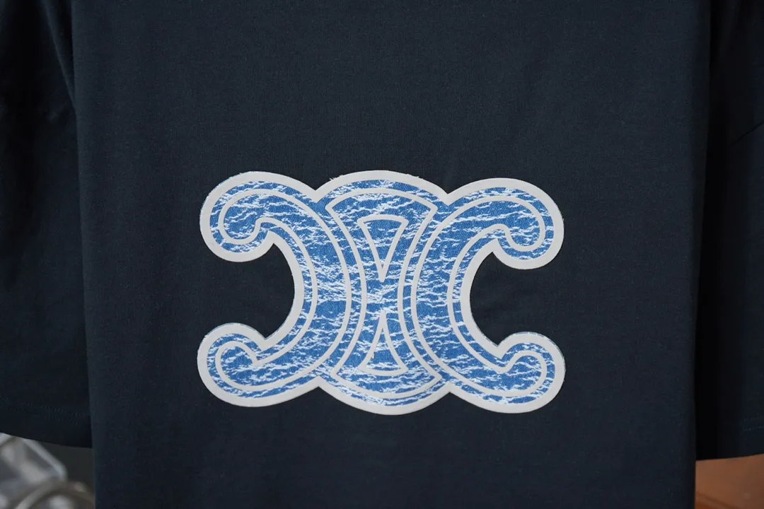 🅿️190 CELIN* 25SS early spring new style Denim letter printed short sleeves Light luxury essential item for daily commuting for men and women Correct version Welcome to compare Detailed features · 320g 100% pure cotton double yarn jersey fabric · Custom dyed in the same cylinder, special thickened 32 count double-strand 1X1 thread · Denim cutting process letter logo printing ➕ thick version small letter logo · Double-needle sewing and cross-seam technology · Original main mark, washed tag, branded moisture-proof paper packaging Color: black/white/pink/blue Size: S/M/L/XL